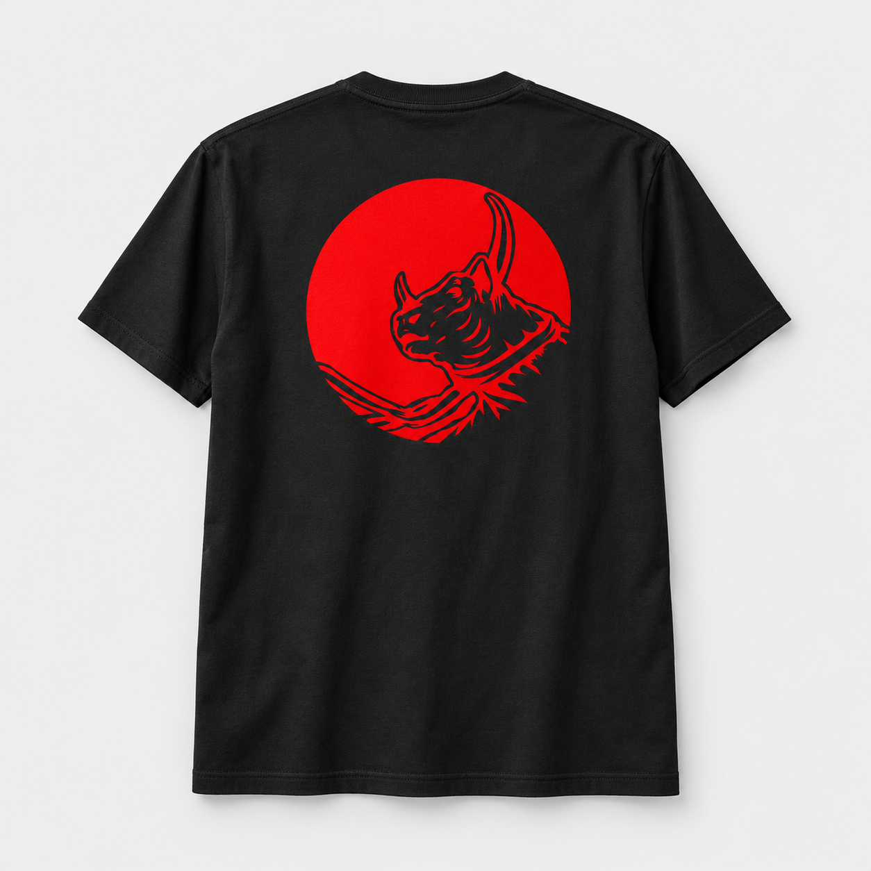 Camiseta negra con toro rojo (1).png