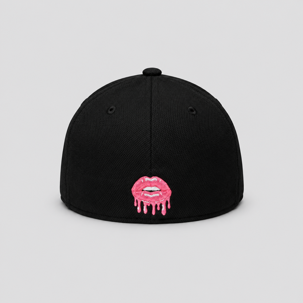 Gorra negra con labios rosados bordados.png