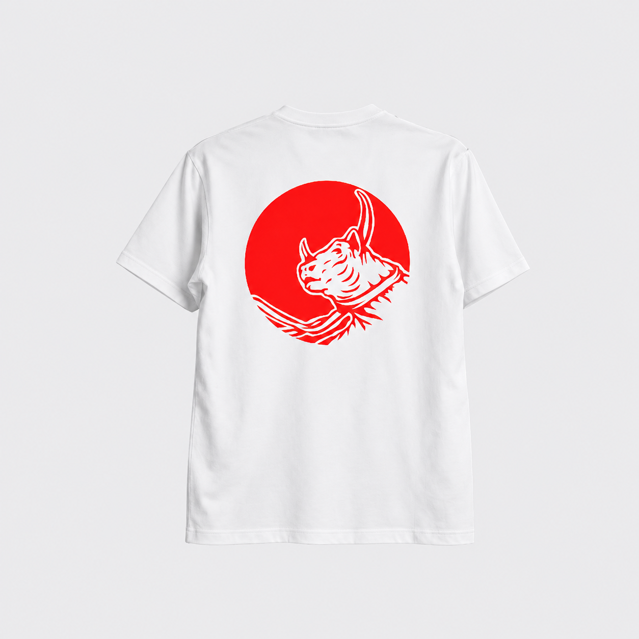 Camiseta blanca con felino rojo emblemático.png
