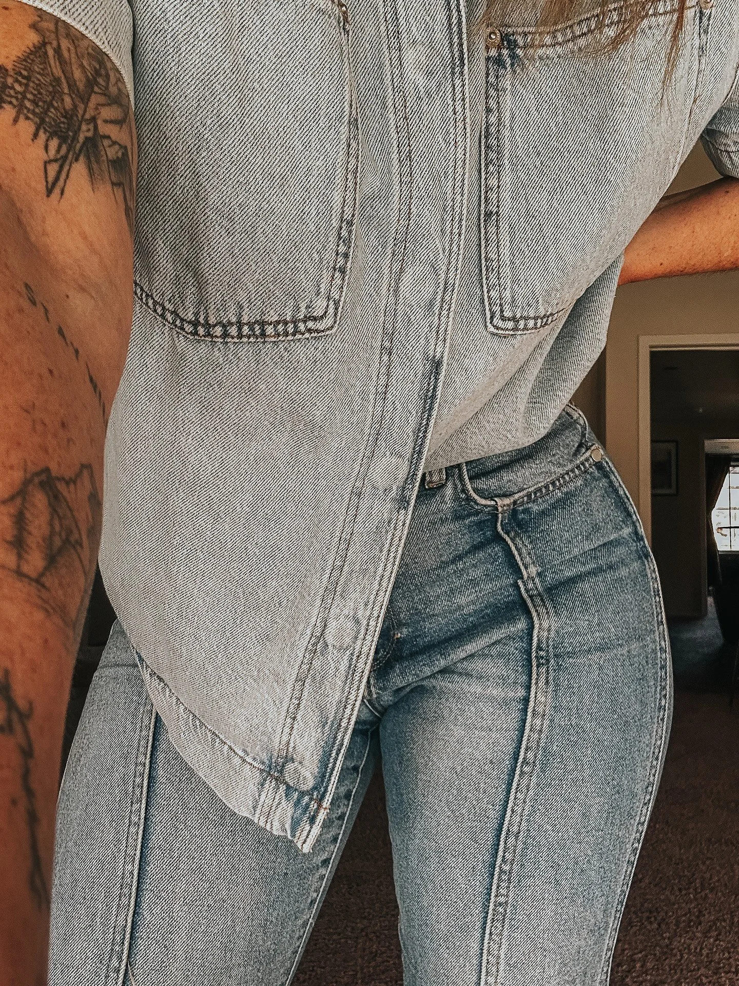 Monday Mood brought to you by caffeine and double denim ✌🏻
.
.
.
.
.
.
#doubledenim #copycowgirl #mondaymood #wilddesert