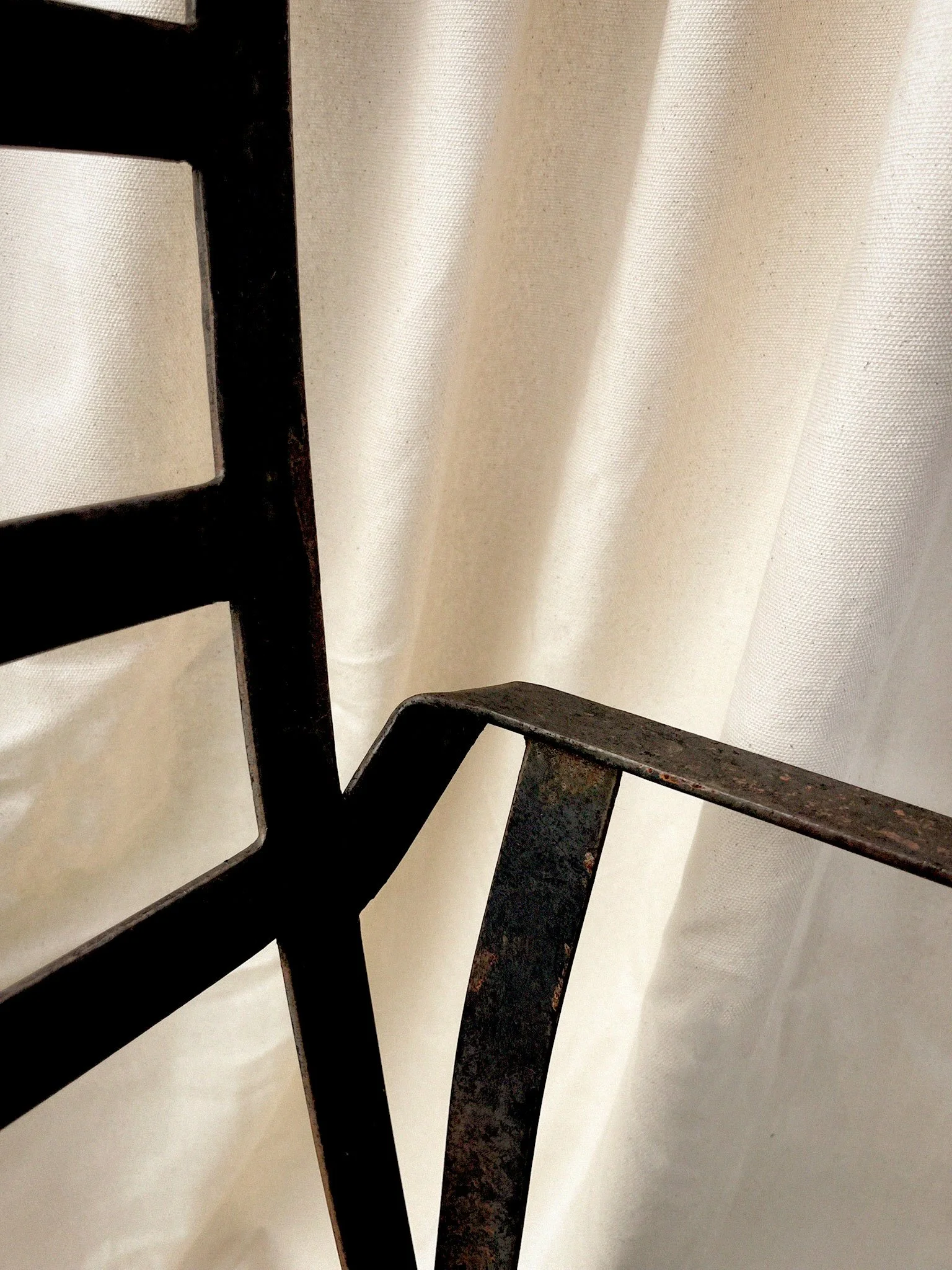 OpalandOak_objects_ironchair_1.jpg