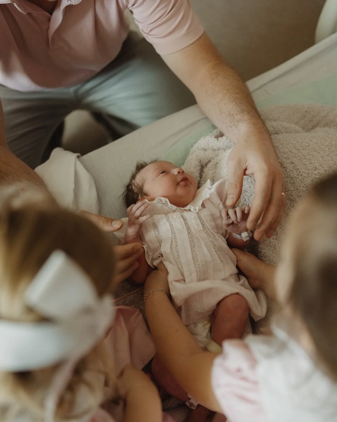 Sweet Dorothy&rsquo;s fresh 48 photos with the whole family! 🍼🎀

Truly cannot get over how precious watching the reactions of the older siblings meet their sister was a whole experience we will never forget! Instant love for their new little sister