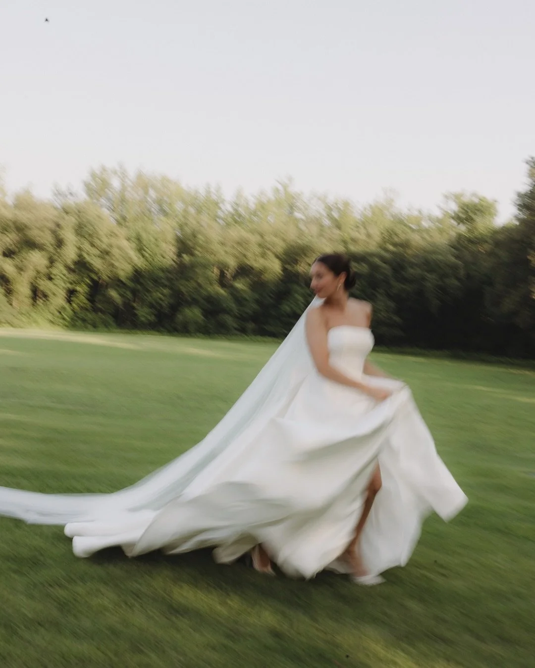 A moment for the bride: Mrs. Rimmer ✨💍

I (Jo) had such a fun time doing so many bridal shots with Brooke. She came to me with lots of fun ideas and we did it all and I am sooo here for it! LOVE you Brooke!