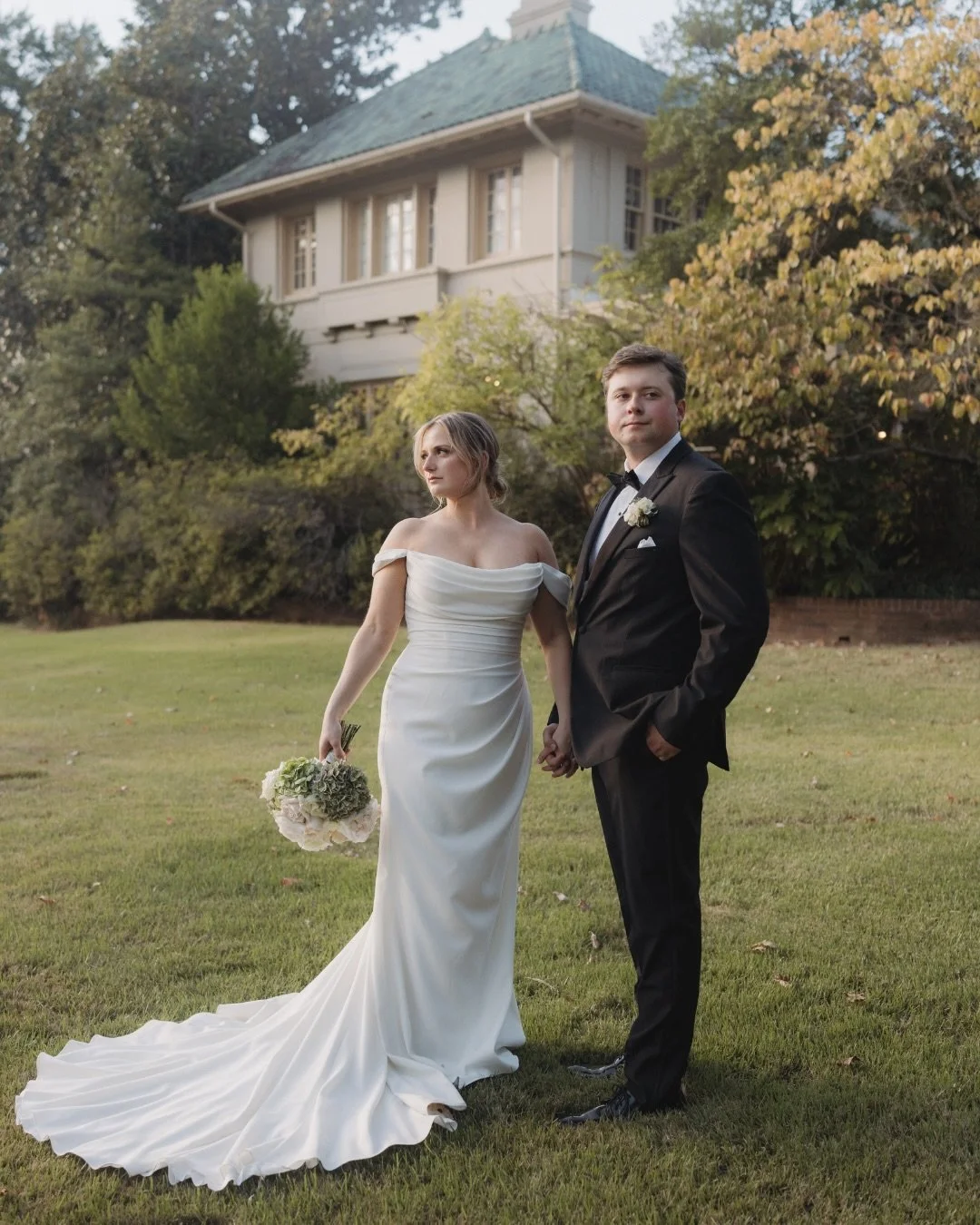 Virginia + Skylar! 🥂&nbsp;What a sweet day. One of the most special moments from the day was when Virginia&rsquo;s mom and sister surprised her by adding her dad&rsquo;s wedding ring to her bouquet &mdash; A symbol that he was still with her as she 