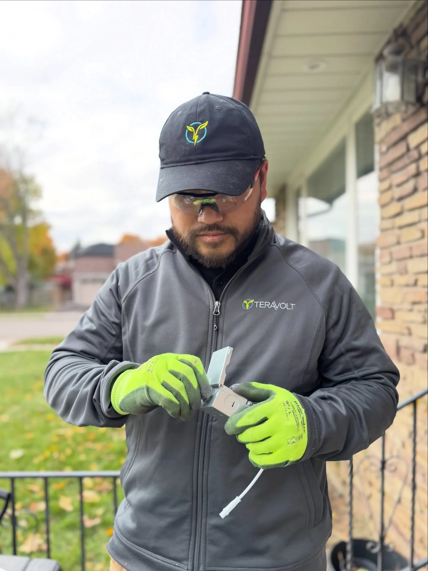 Soffit pot lights done right 👌 

This home got new exterior soffit pot lights installed and wired to a programmable timer, so the lights turn on automatically at dusk and off when you want!

Clean install. Even lighting. Zero glare.

✔️ Boosts your 
