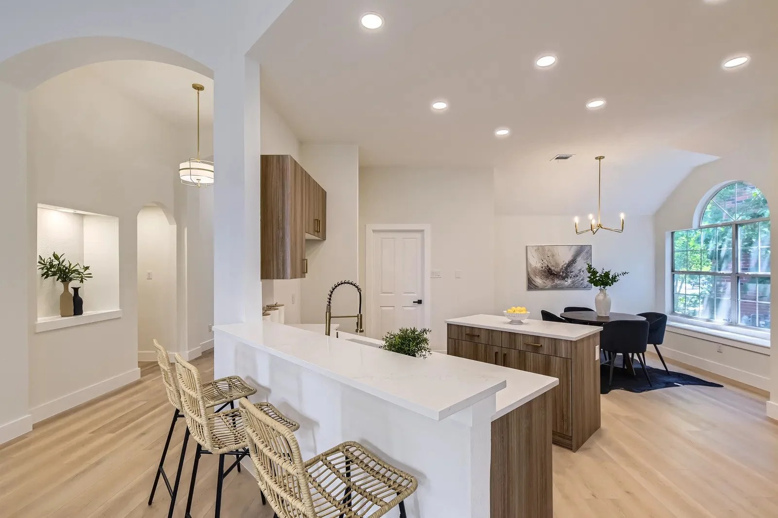 13 Kitchen.jpg