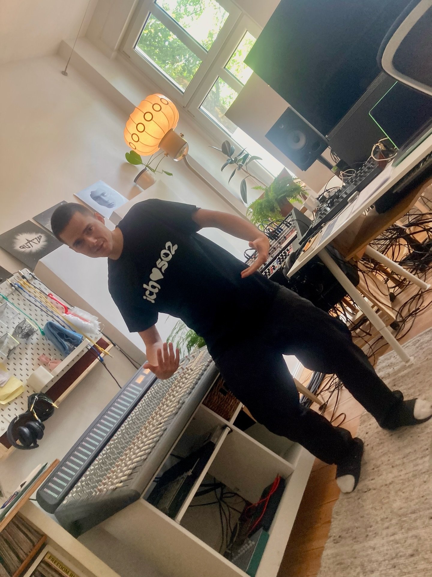 ICH 🤍 SO2
stay wavy.
〰️🔊📢
speaking through frequencies
rocking the new Mosai Music shirt by @theskinnypablo