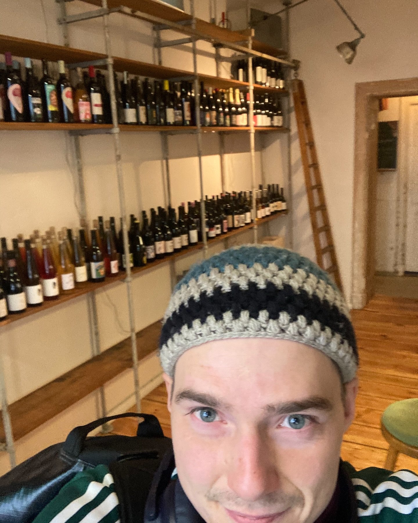 today I brought my record „Microchips“ LP to @cafe_pilz
you can find a few limited copies in their new wine store right next to the cafe.
with a scent of oven smoke and wine cellar breeze in the air - it really feels cozy inside :)
rec