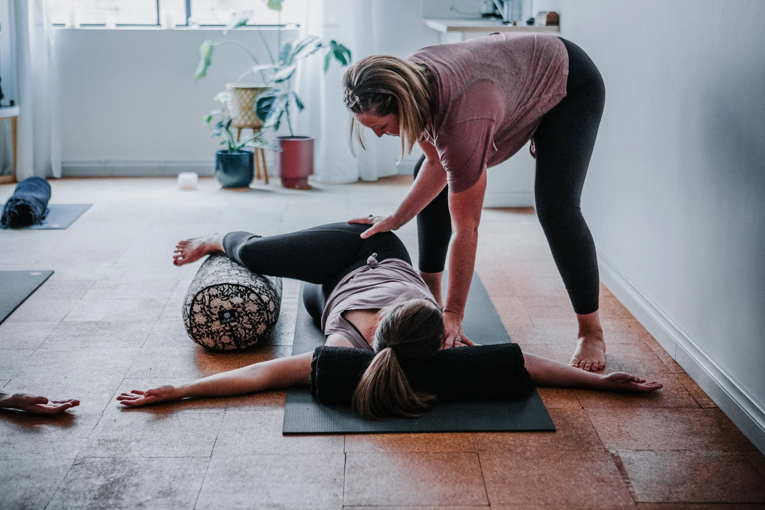 Sara Evans teaching restorative yoga teacher training in Perth
