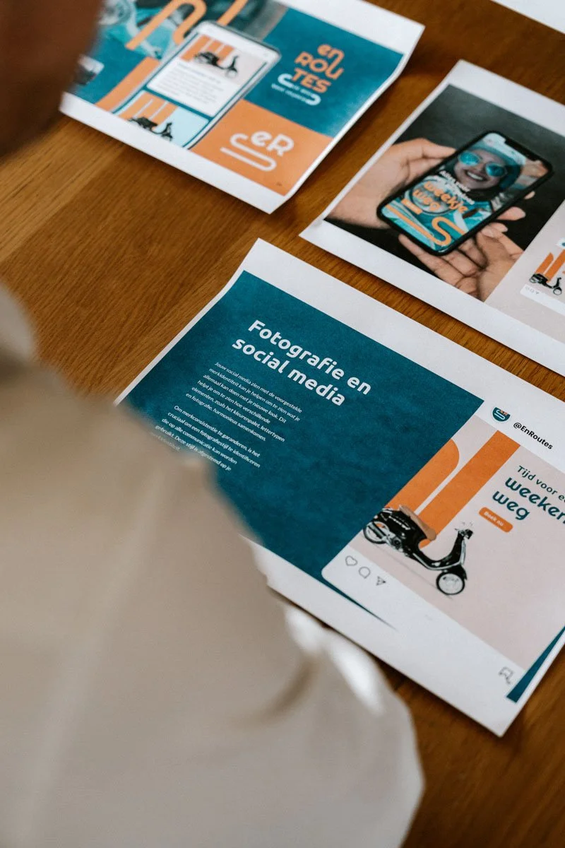 Voorbeeld van logo en huisstijl ontwerp proces voor En Routes vakantieverhuurservices