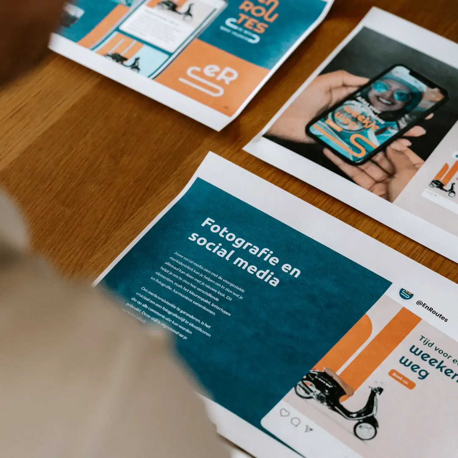 Voorbeeld van een huisstijlontwerp voorstelling voor En Routes vakantieverhuur services met fotografie en sociale media richtlijnen en templates.