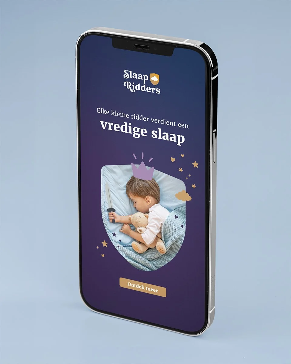 Brand design met logo en huisstijl ontwerp voor slaapcoaching services Slaapridders met hero afbeelding van jongetje als prinsje met zwaard en teddybeer