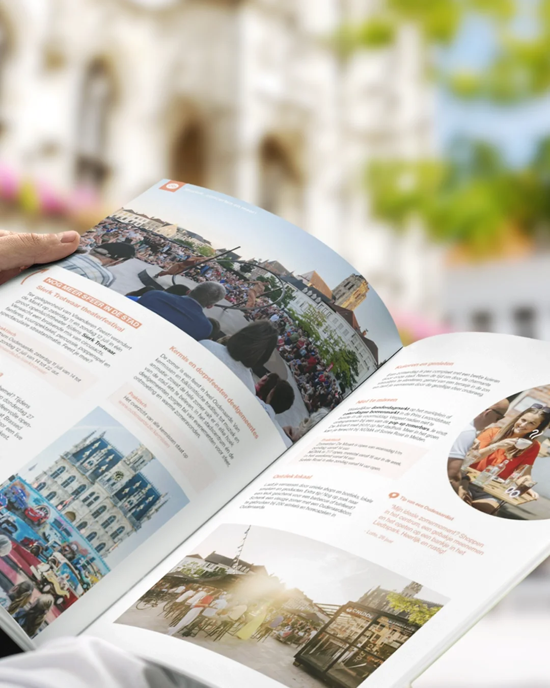 Brochure opmaak voor de zomercampagne Oudenaarde Zomert van Visit Oudenaarde, met Sierk Trotwaar theaterfestival en lokale horeca zichtbaar