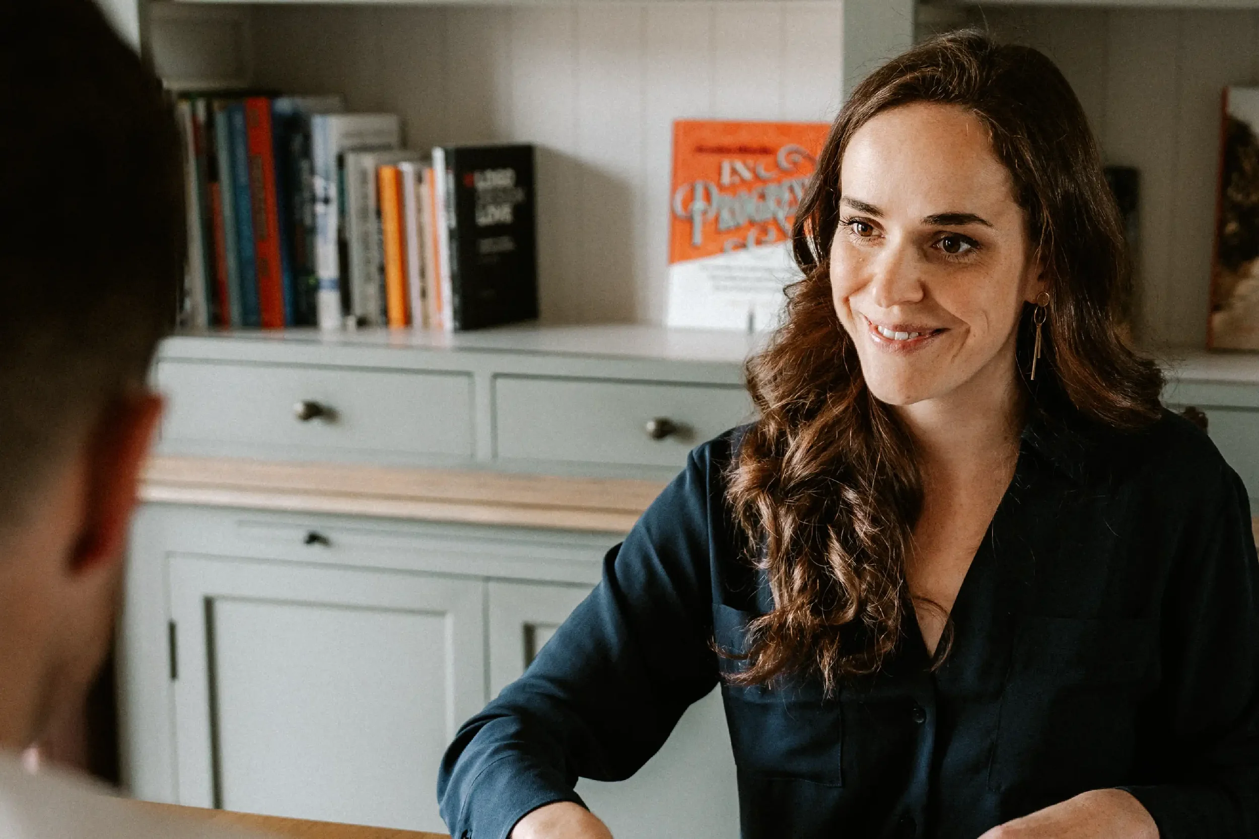 Maaike Brusselman, freelance grafisch ontwerper van Graphelle die luistert naar klant uit regio Ronse