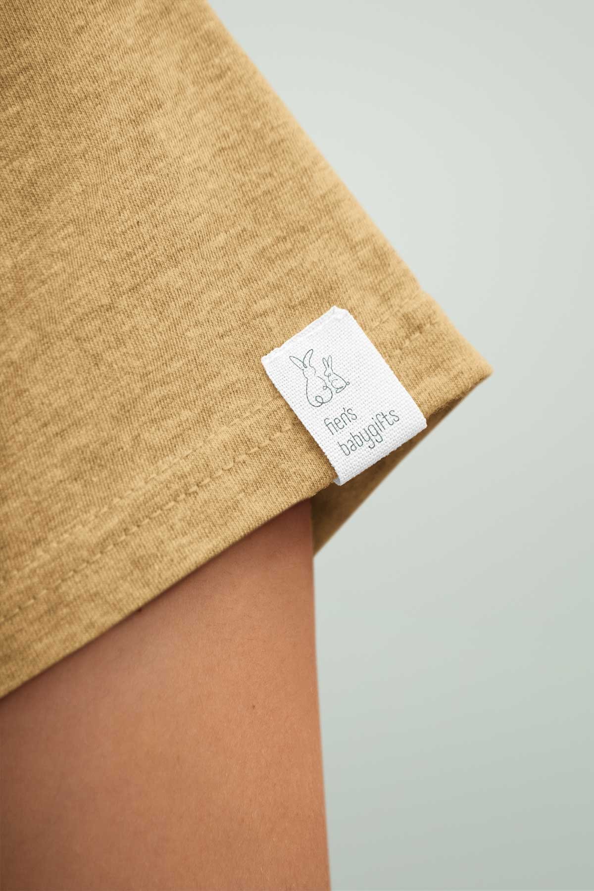 Logo ontwerp op kledijlabel van babykledij - Fien's Babygifts