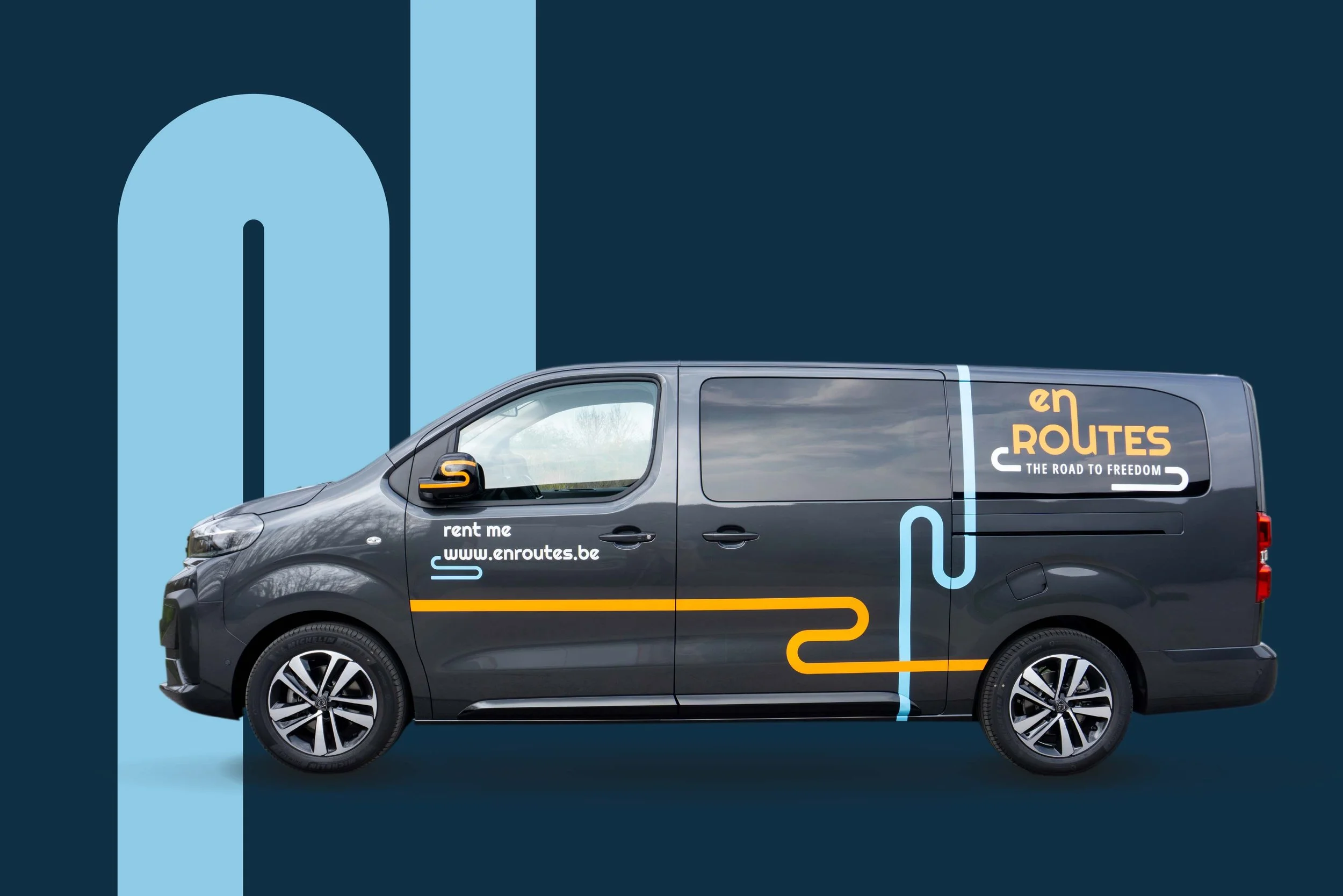 Ontwerp van de bestickering voor het busje van En Routes verhuurservices