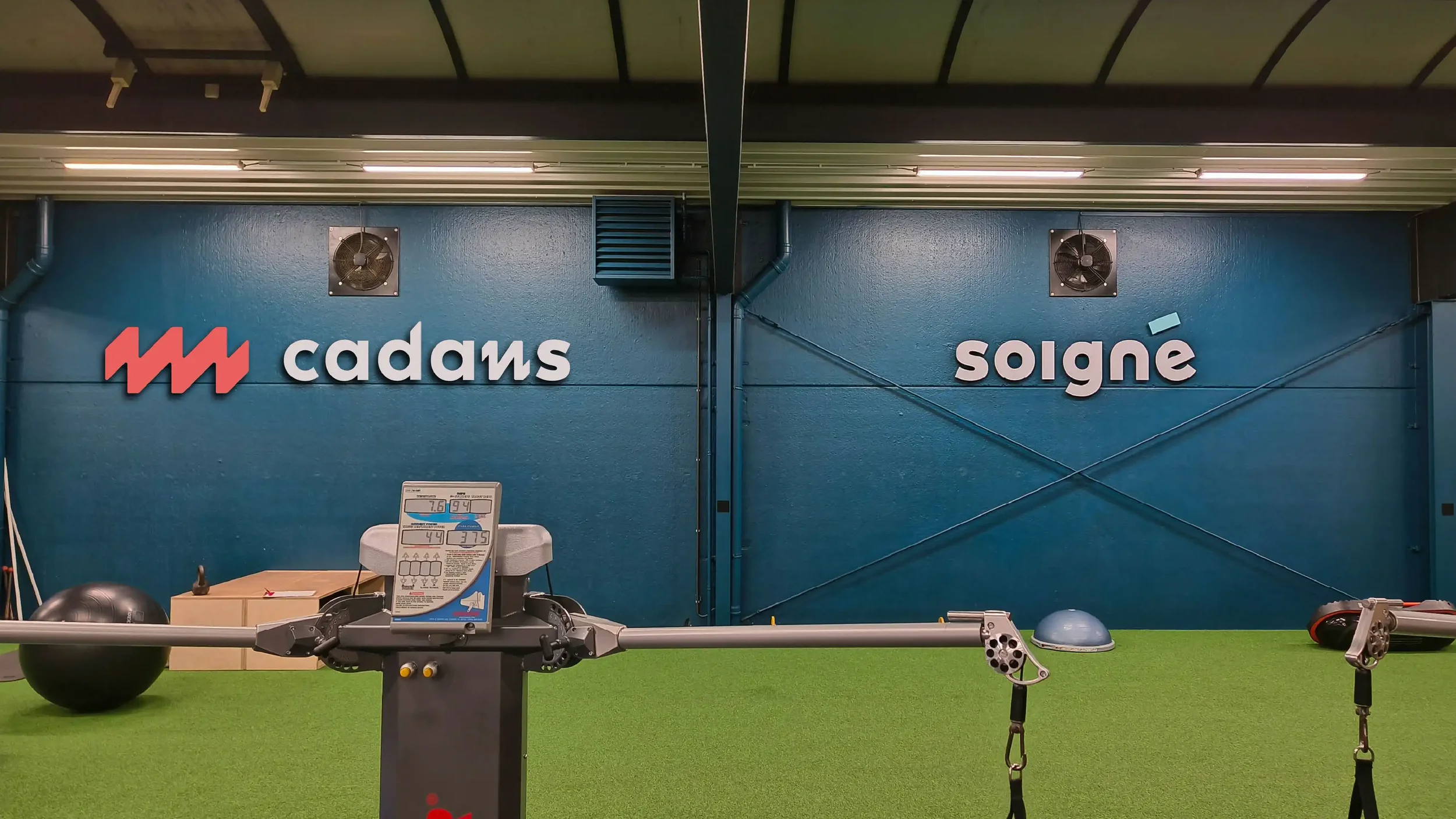 Voorbeeld logo ontwerp voor moederbedrijf Soigne en dochterbedrijf Cadans sport coaching in Ronse, Oost-Vlaanderen.