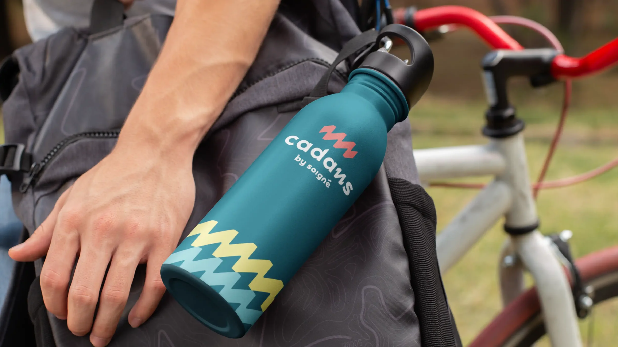 Logo en patroon ontwerp voor Cadans by Soigné, met print op een drinkfles van een fietser.