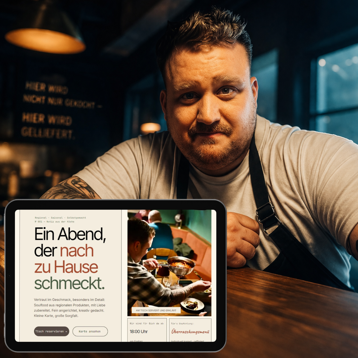 Tim von Bistro FEIN:SINN an der Theke mit einem Bild seiner Website auf einem Tablet