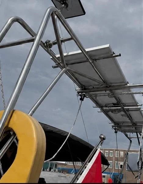 El WeldArch es un arco de popa fabricado completamente en acero inox. AISI-316, que se adapta a veleros con una medida de manga en el espejo de popa de hasta 4,5 metros