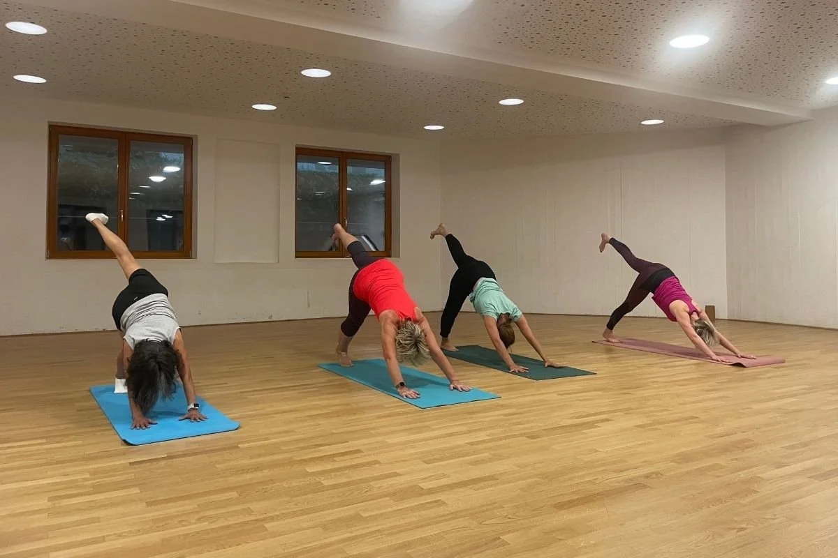 Frauen in einer entspannenden Gruppenstunde