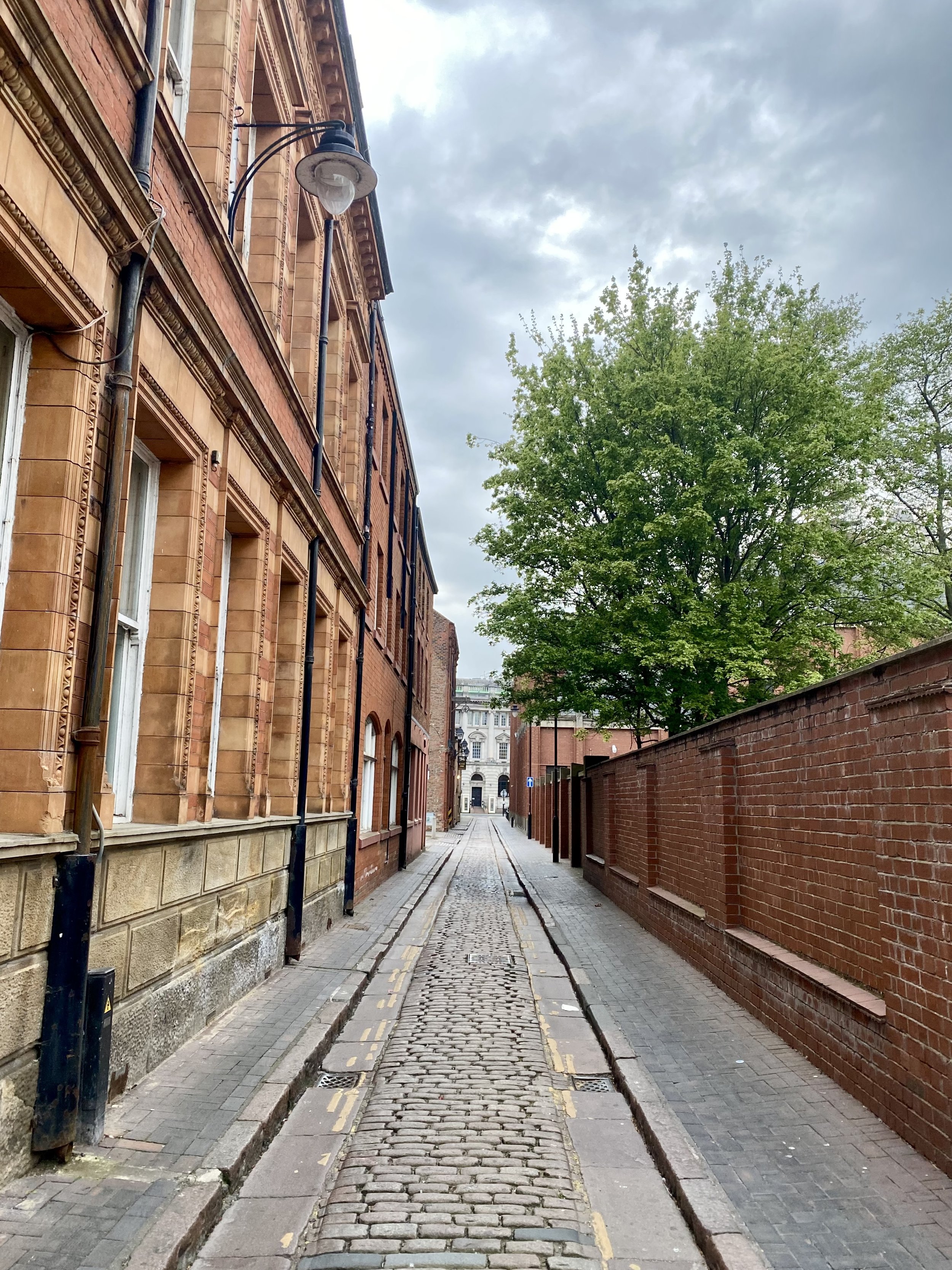 A narrow cobblestone street lined in Hull's old town