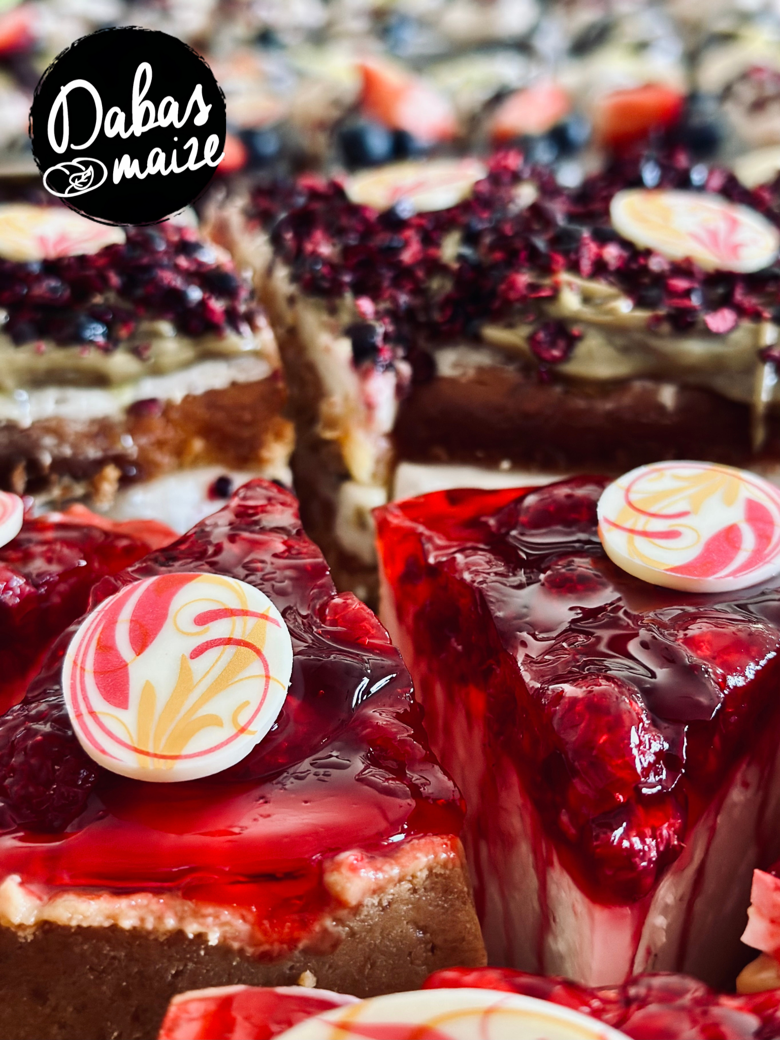 DABAS MAIZE biezpiena aveņu torte – krēmīga biezpiena pildījuma torte ar svaigām avenēm un dabīgām sastāvdaļām.