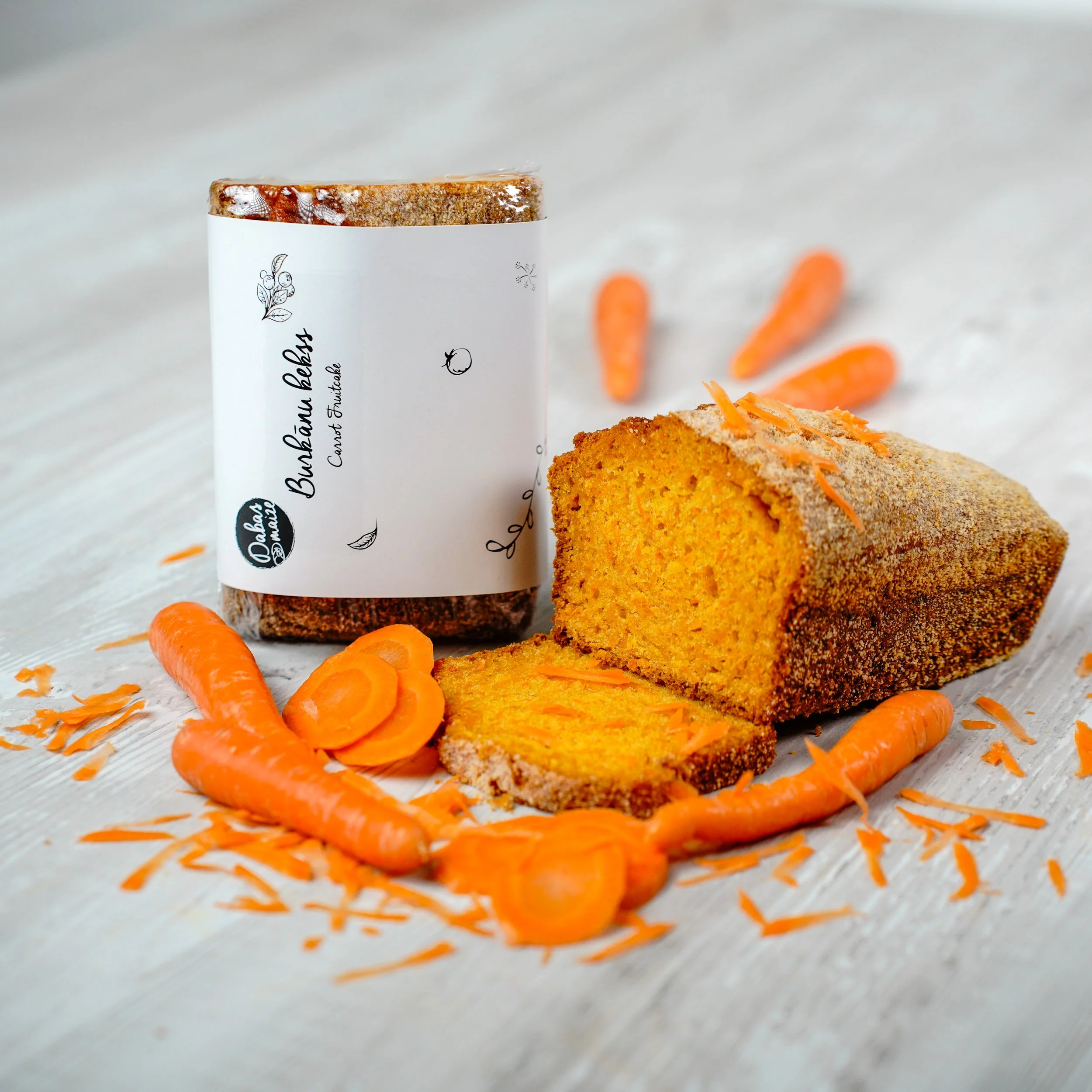DABAS MAIZE burkānu kēkss – maigs, sulīgs kēkss ar rīvētiem burkāniem un dabīgām sastāvdaļām.