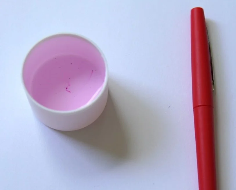 Darker pink condy's crystals solution appropriate for wounds