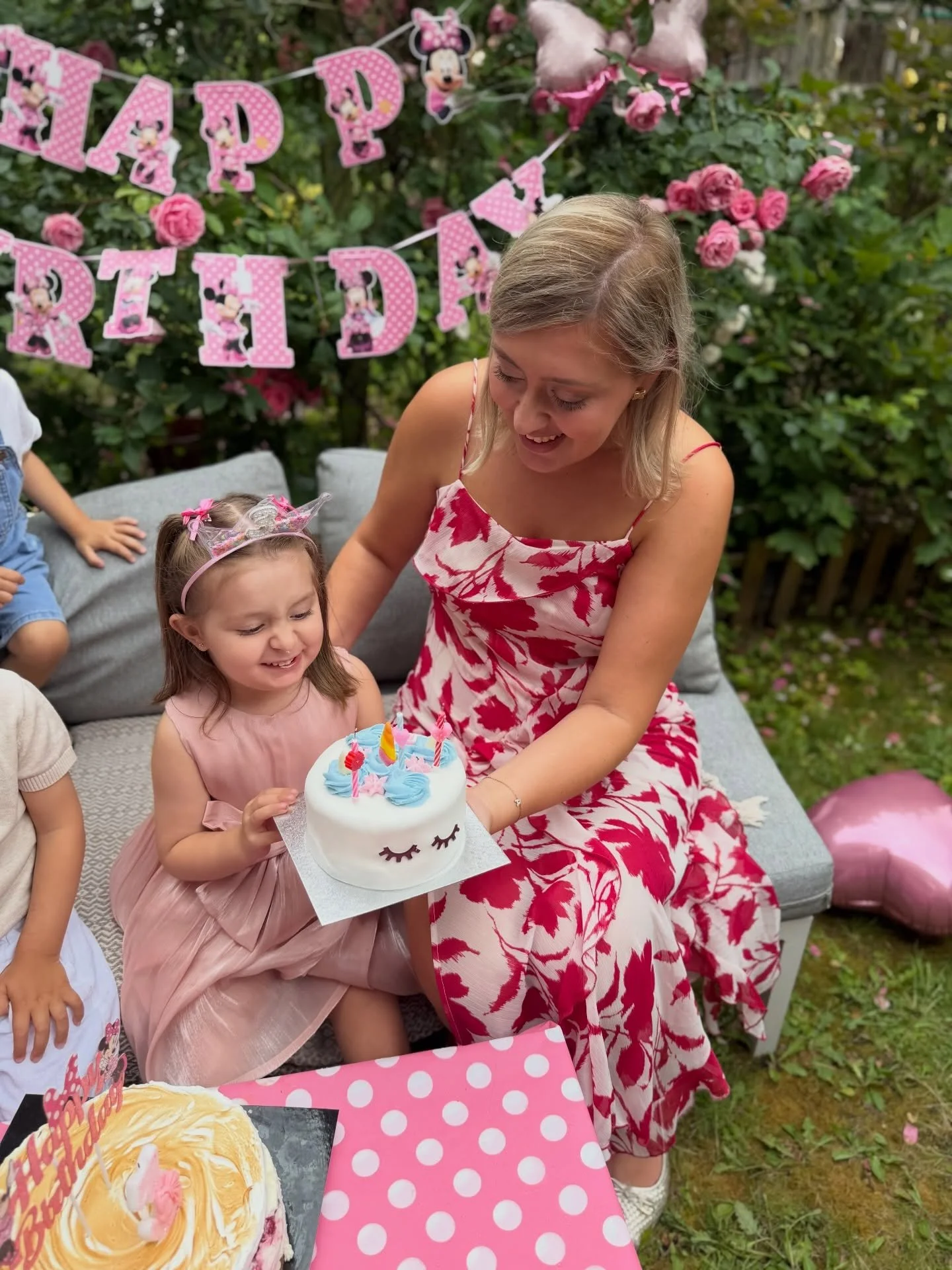 3 ans.

3 ans que je vis avec une petite cheffe tr&egrave;s dr&ocirc;le, tr&egrave;s t&ecirc;tue, tr&egrave;s curieuse.

3 ans de bisous magiques qui r&eacute;parent tout, de n&eacute;gociations interminables pour aller dormir et d&rsquo;admiration d