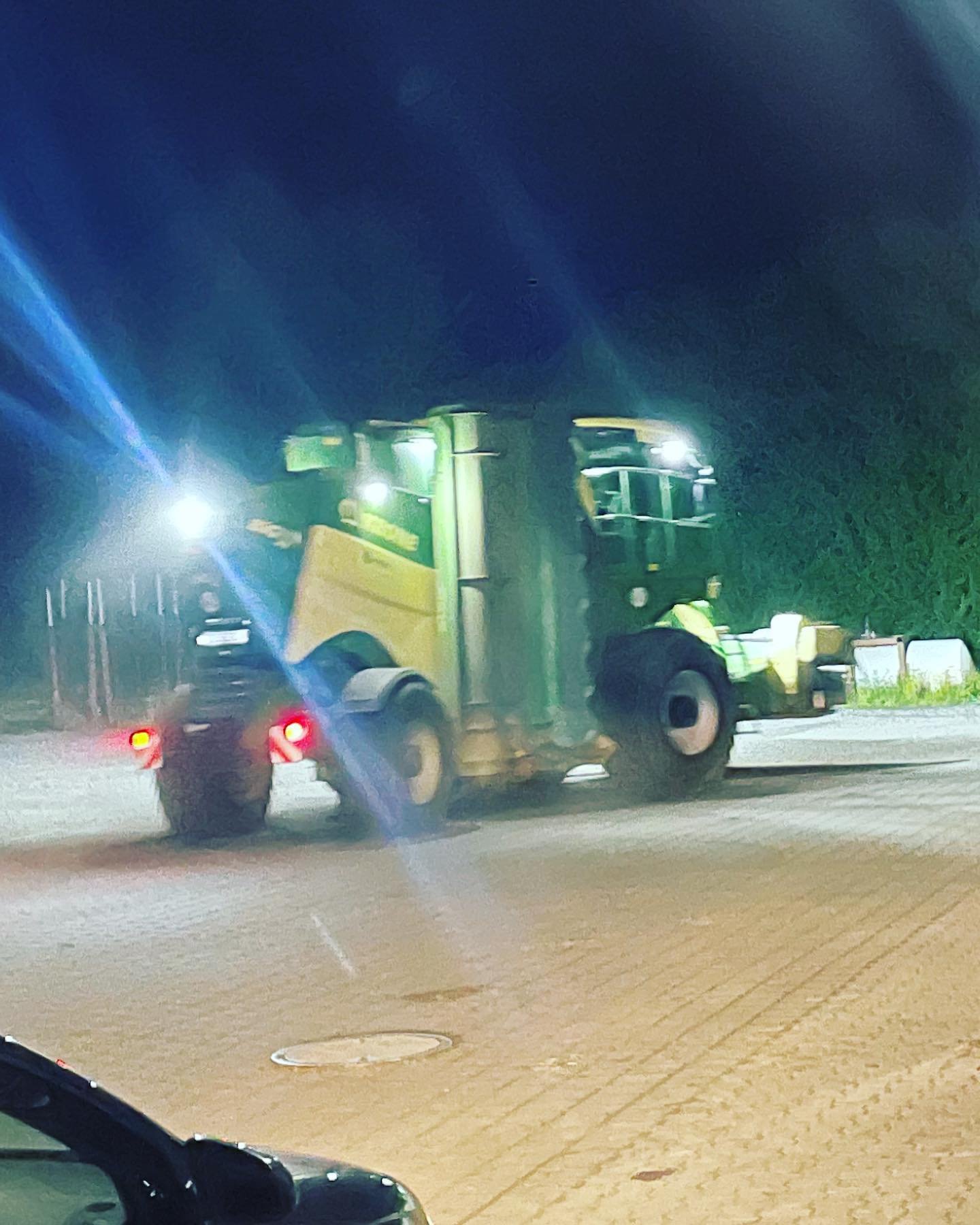 Jeder von uns kennt so etwas, Samstag Mittag oder am nächsten Tag Feiertag. Mitten in der Arbeit gibt die Maschine den Geist auf. So auch bei uns heute. Um 15 Uhr, Lager und Welle einer der 3 Mäher kaputt, abends um 22 Uhr läuft alles