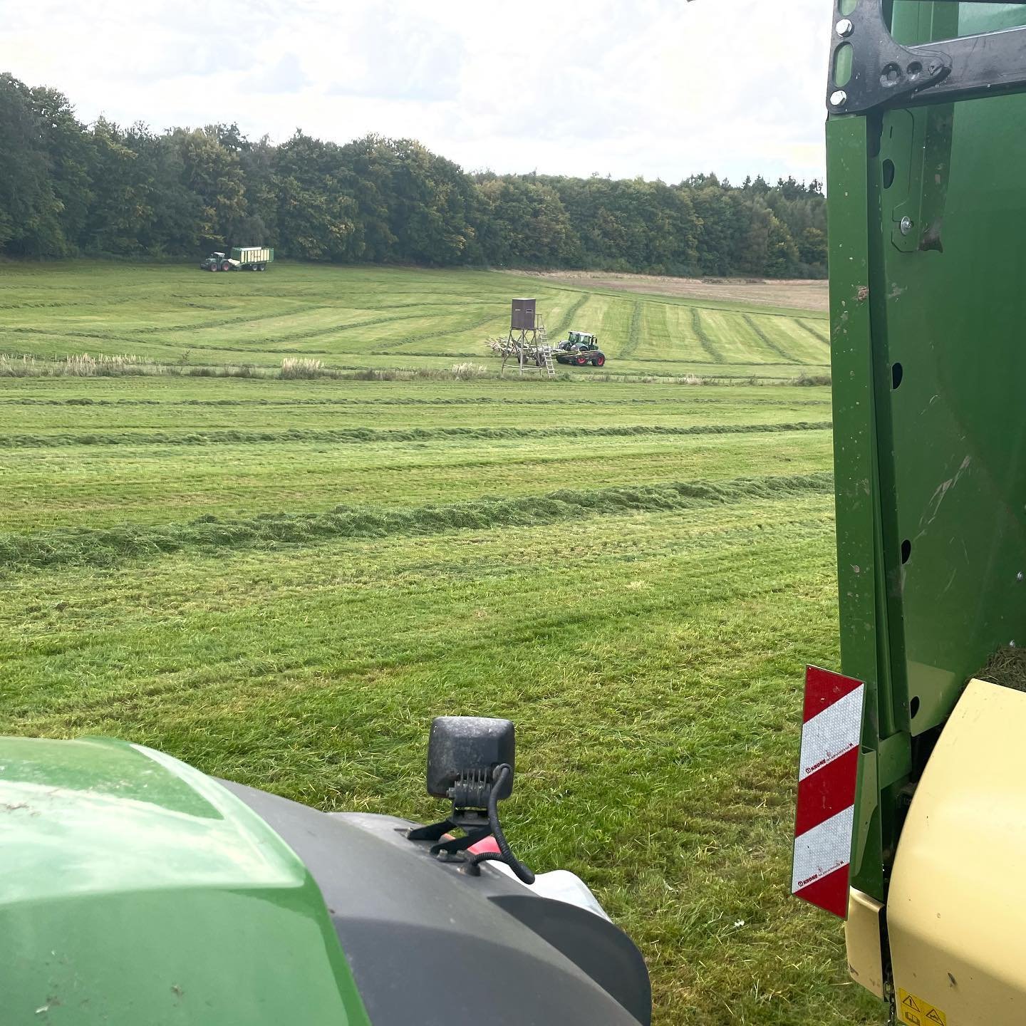 Neben Mais 🌽🌽 fahren wir auch noch den 4. Schnitt mit dem Ladewagen ein. #fendt824 #claasliner3600 #kronezx430gd #kronezx400
