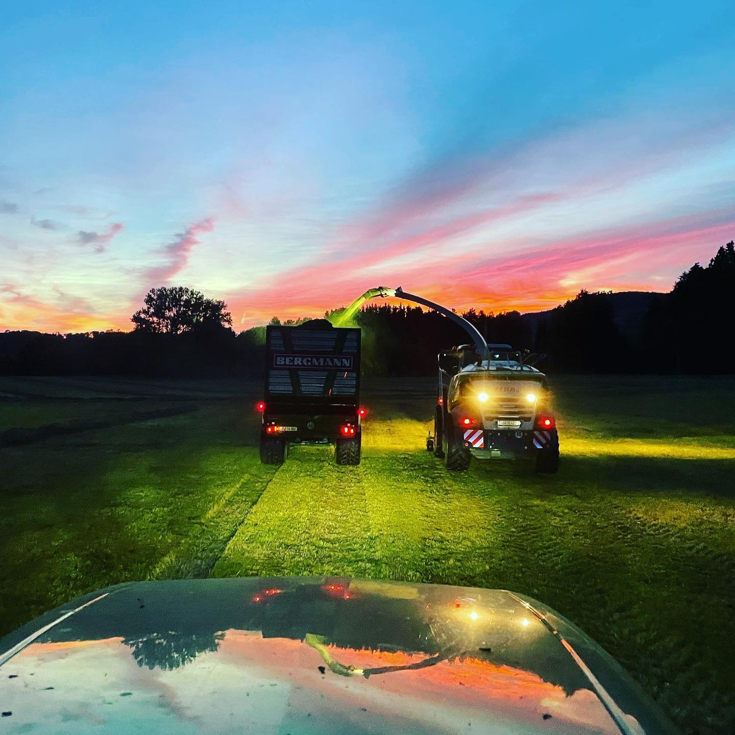 Die letzte Woche und diese Woche sind wir immer noch mit allem im Gras unterwegs. Ab morgen gehts dann auch endlich mit dem Mais los. #heißaufmais🌽🌽🔥🔥 #3schnitt2021 #häckslerromantik #abendrotschönwetterbot #claasjaguar950 #fendt8