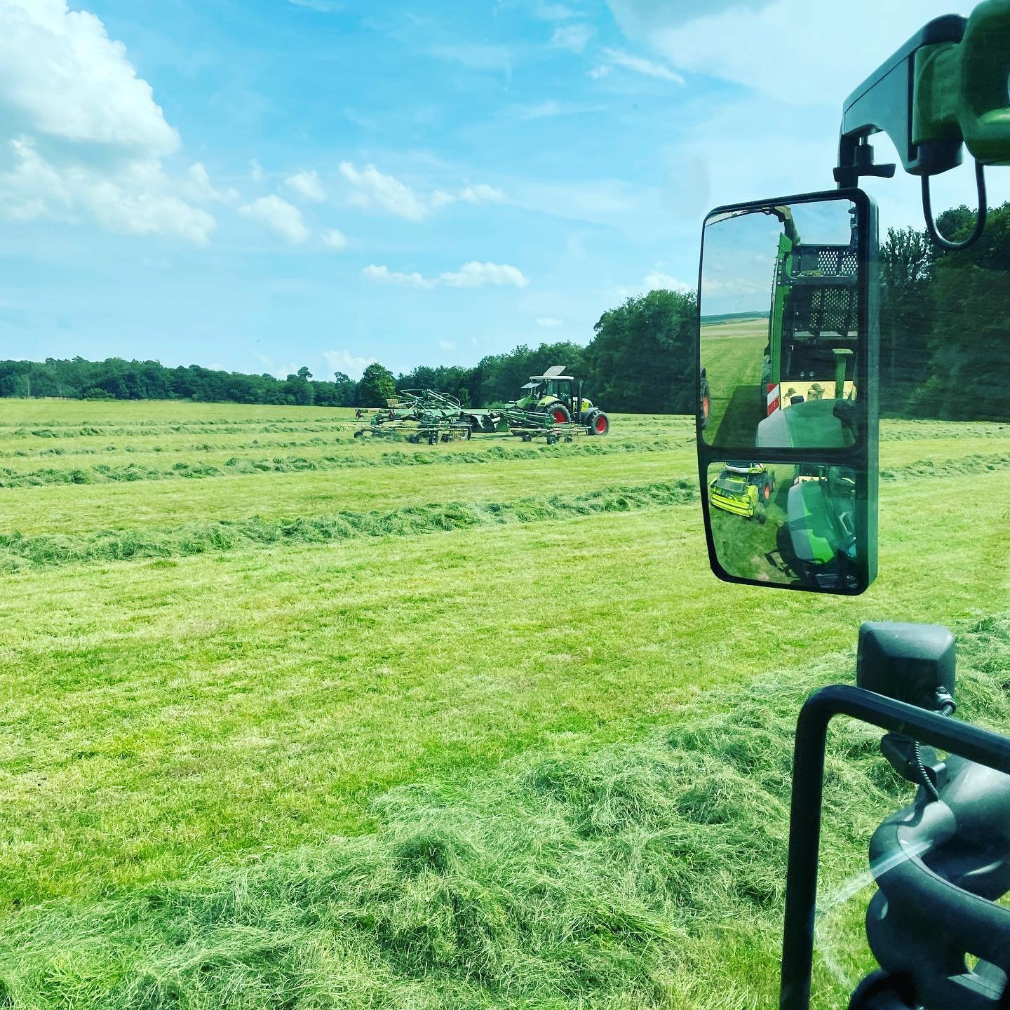 Wir sind die letzten Tage wieder fleißig am Silo machen. 3. und 4. schnitt steht an bevor es an die Körner geht. #claasjaguar #classarion650 #krone #kroneswadro #kronezx430gd #fendt824vario #3schnitt2021 #sonnenschein☀️