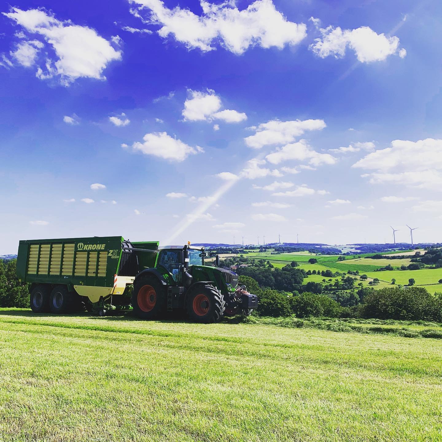 3.schnitt ist am rollen ..💪🏼#fendtglobal #kronezx430gd #krone #fendt824 #heutemitaussicht #3schnitt