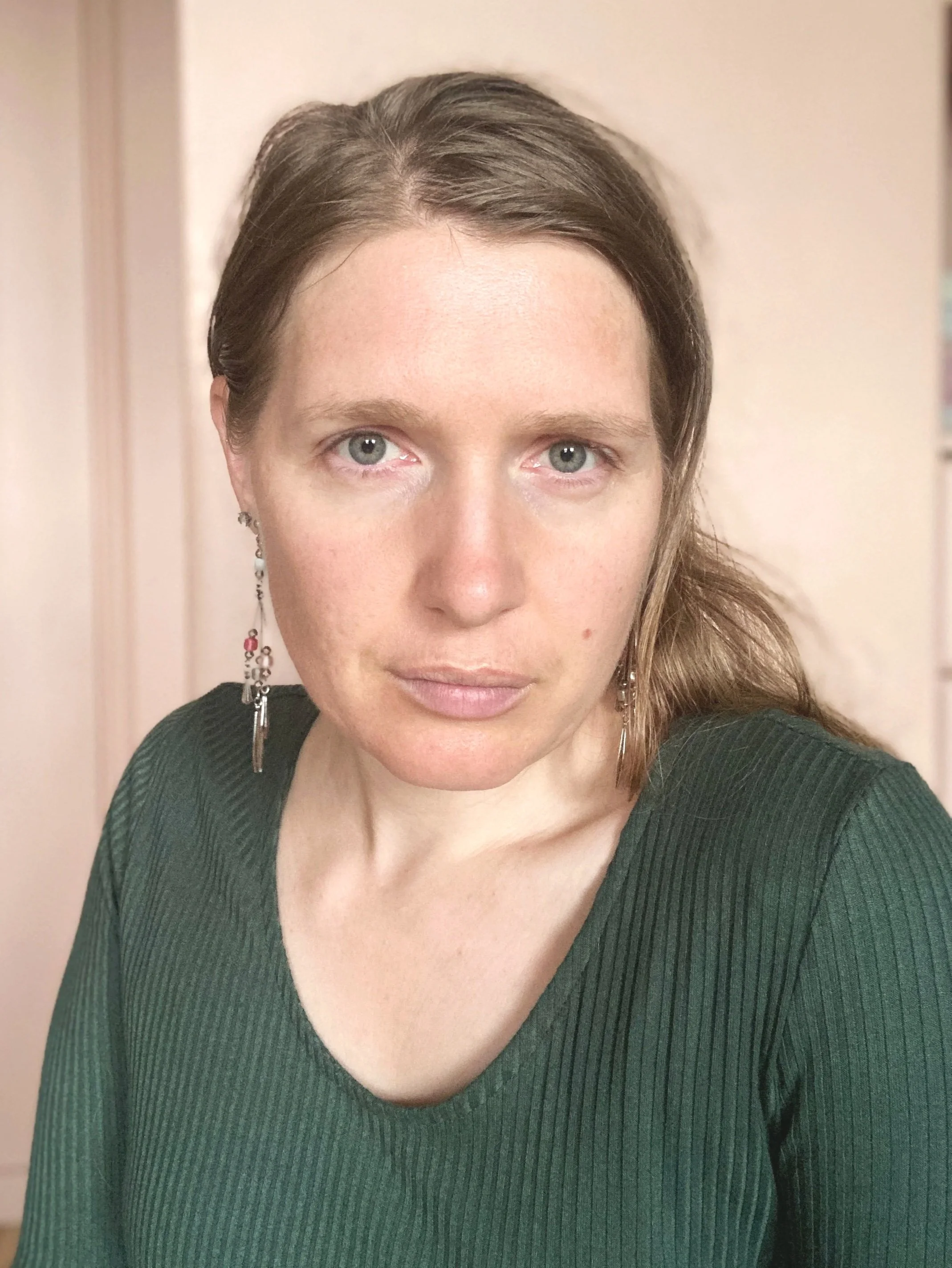 En kvinne som sitter og ser litt lei seg ut. Det kan være vanskelig å føle seg ensom og ikke stå opp til forventningene i jula.