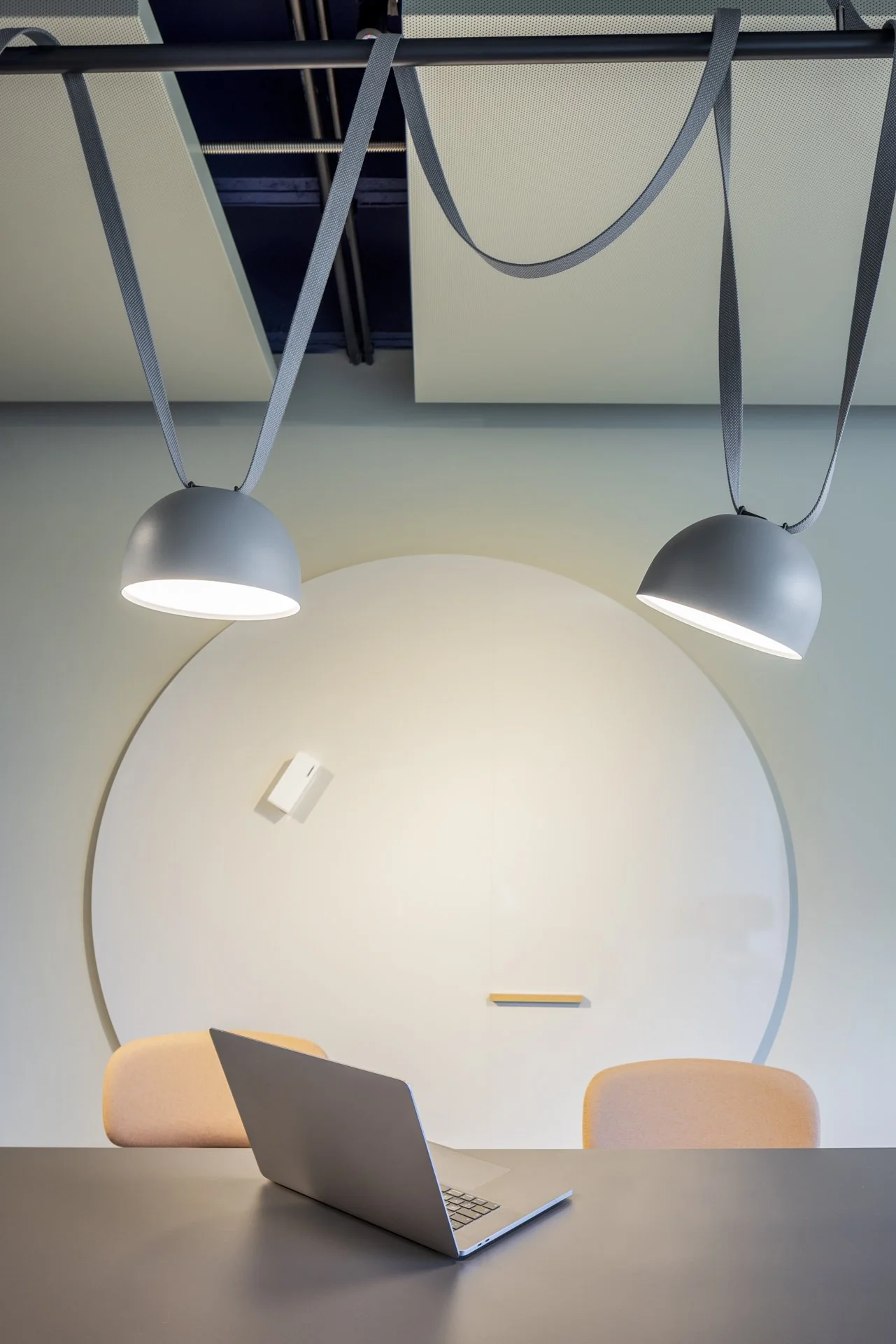 Tisch, Laptop vor zwei Stühlen und Lampen, RMR Köln, Umbau