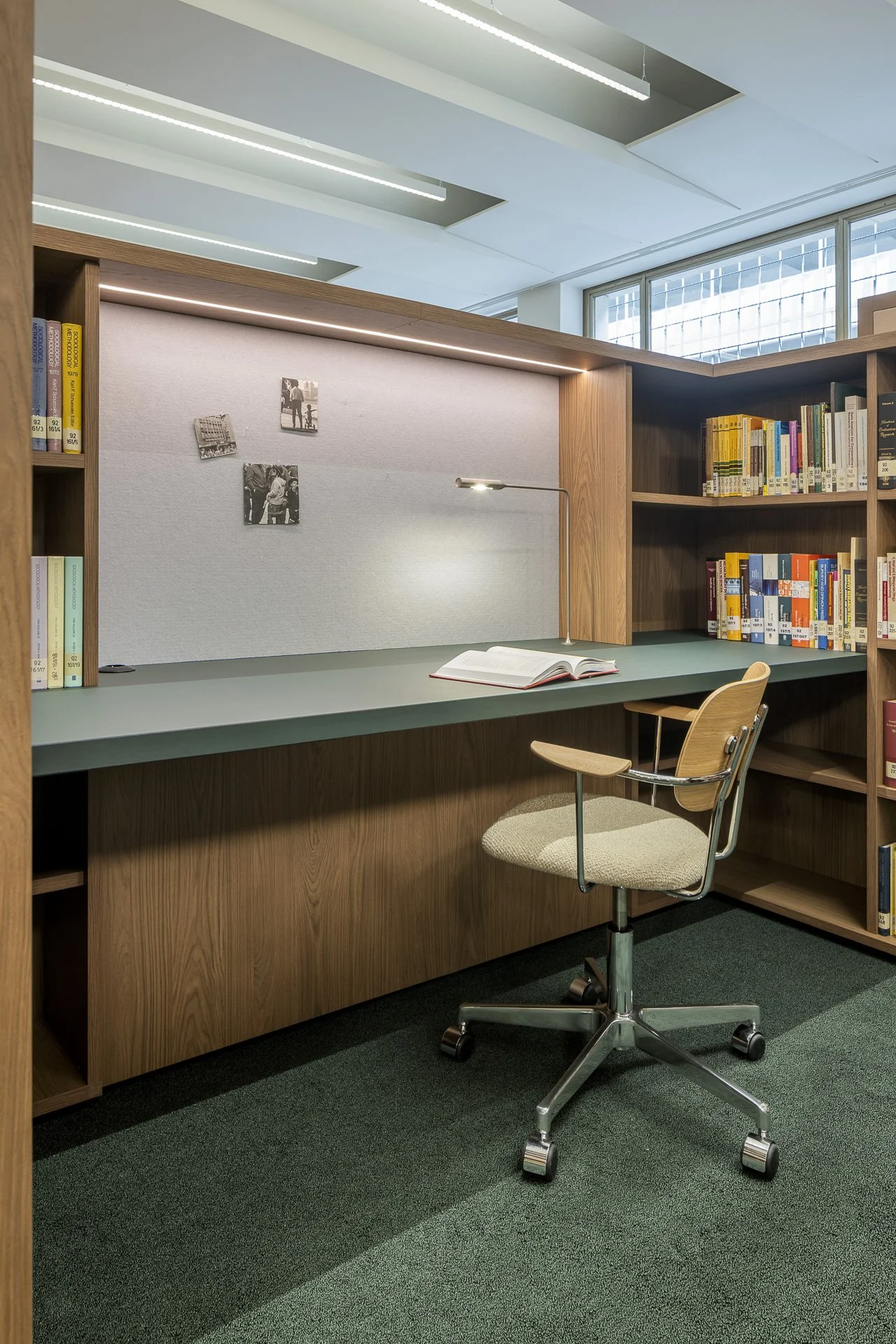 Schreibtisch mit Stuhl und individuellem Schallschutz