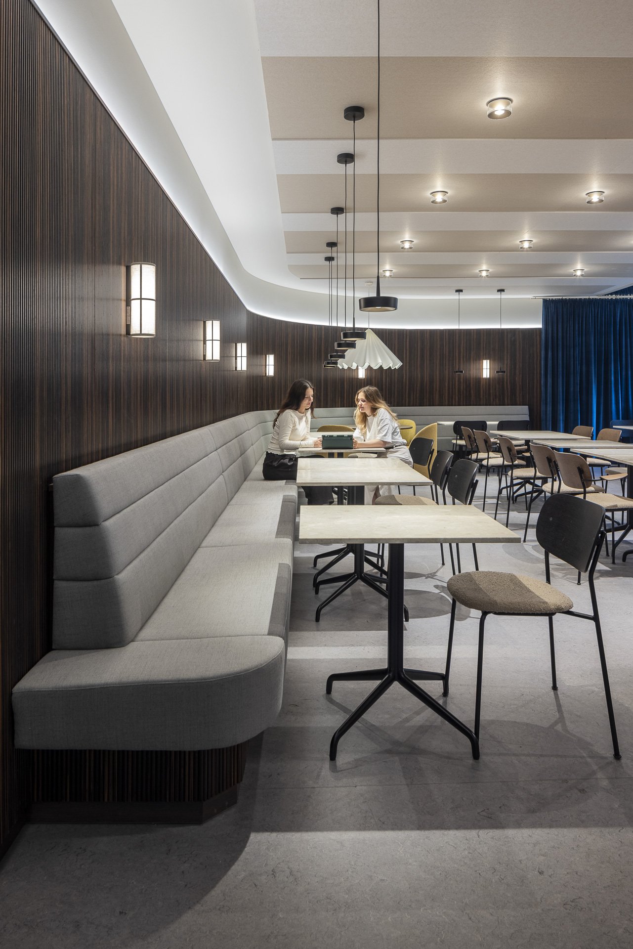 Moderne Kantine mit Tischen uns Stühlen