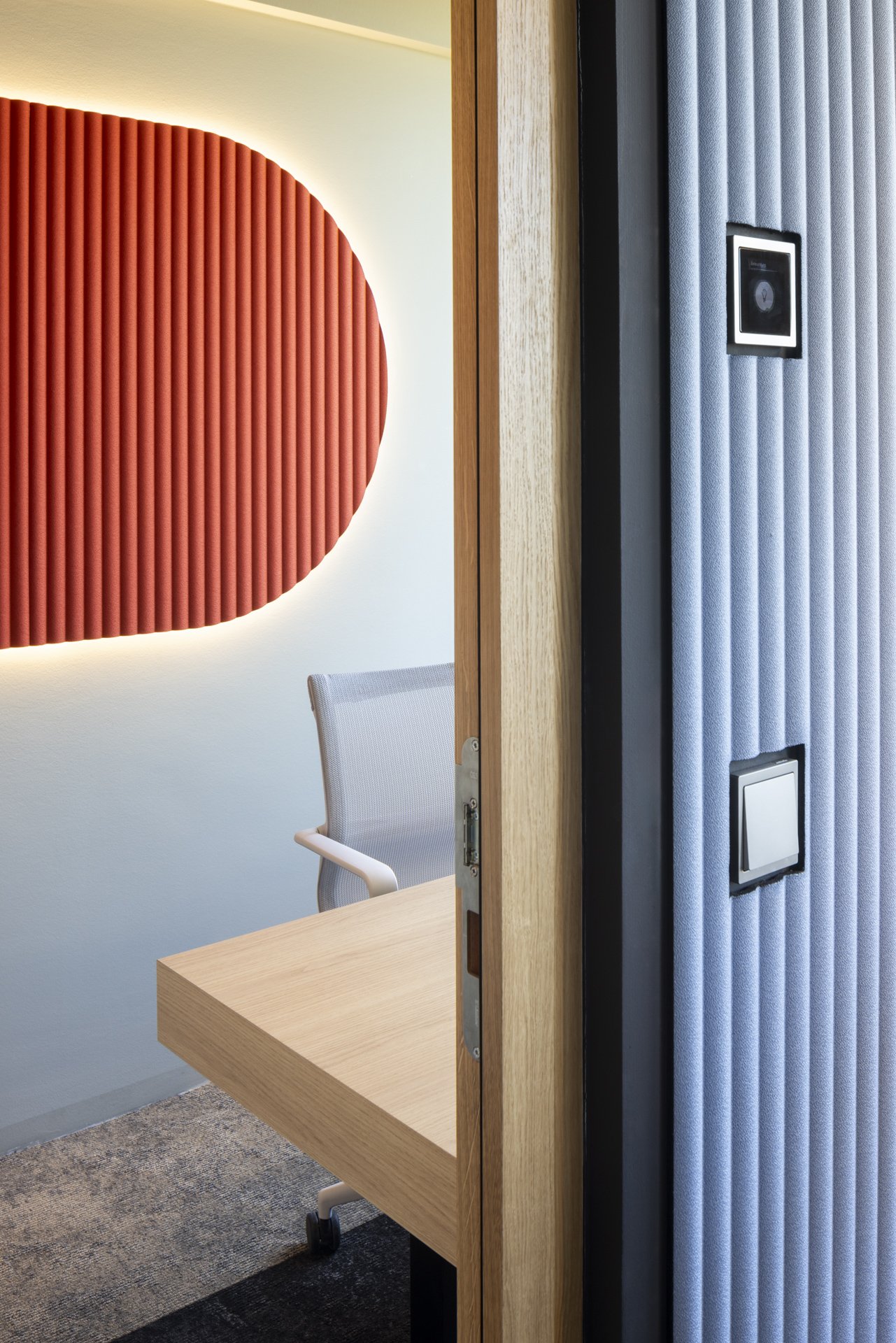 Schreibt auf Teppich mit Stuhl und roter Verzierung