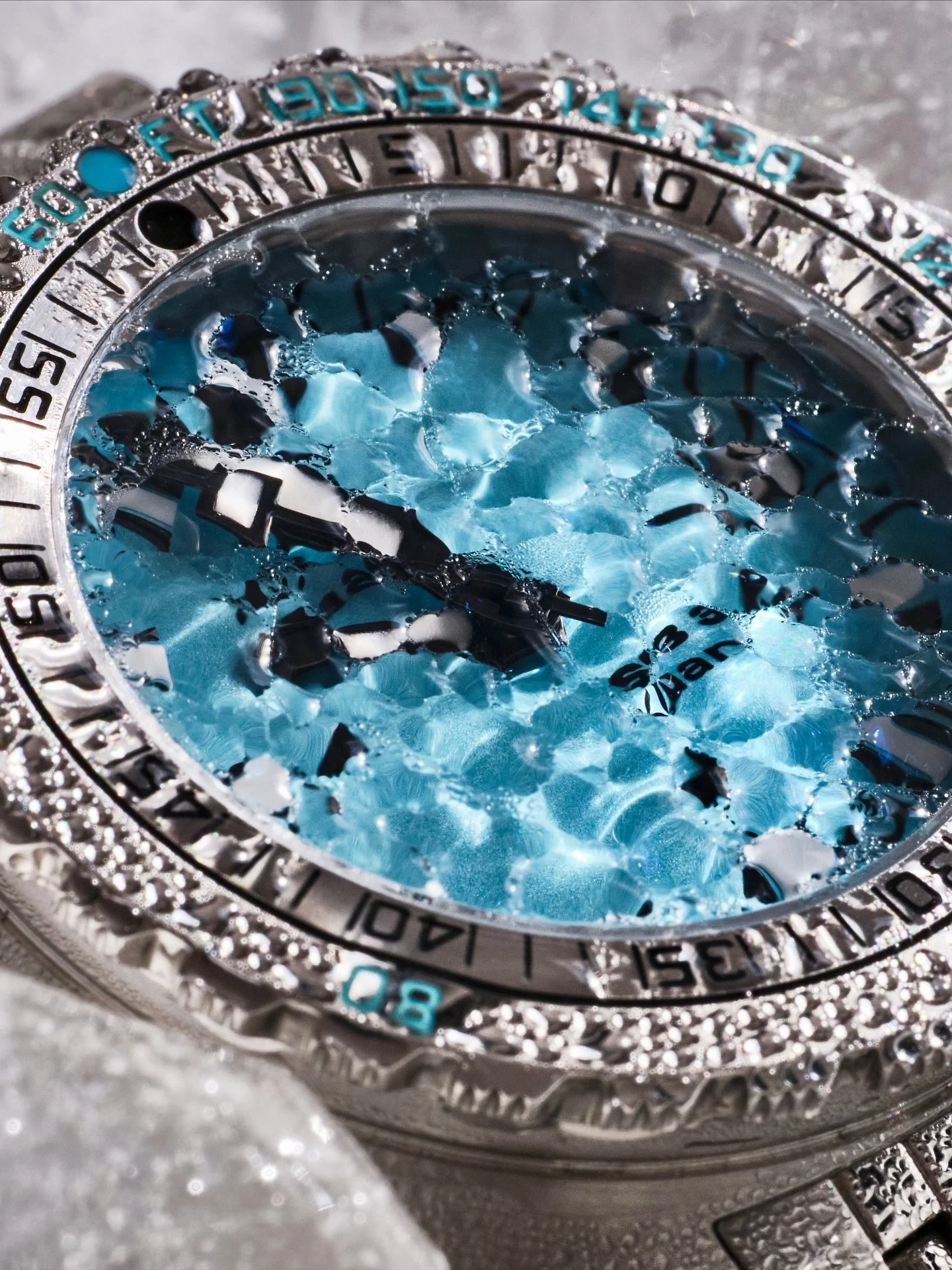 Macro shots of water 💦 droplets 💧 on the @doxawatchesofficial Sub300T. I love macro shots and getting super close up. The 2 x magnification 🔎 allows me to get closer than the eye can see, and what a treat for the eyes. 

📷 @fujifilmuk XT-3
🔎 @ve