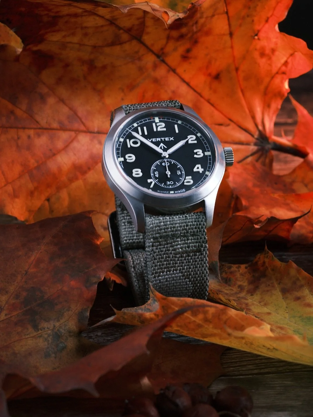🍁Day 3 of #autumnwatchweek is all about the @vertexwatches M100. 🍁 Perfectly complemented by this new green camo strap from @rsmwatchstrap - an unbeatable duo? Watchfam, what do you think? 🤔 

#vertex #watchesofinstagram #watchfam #watchaddict #wa