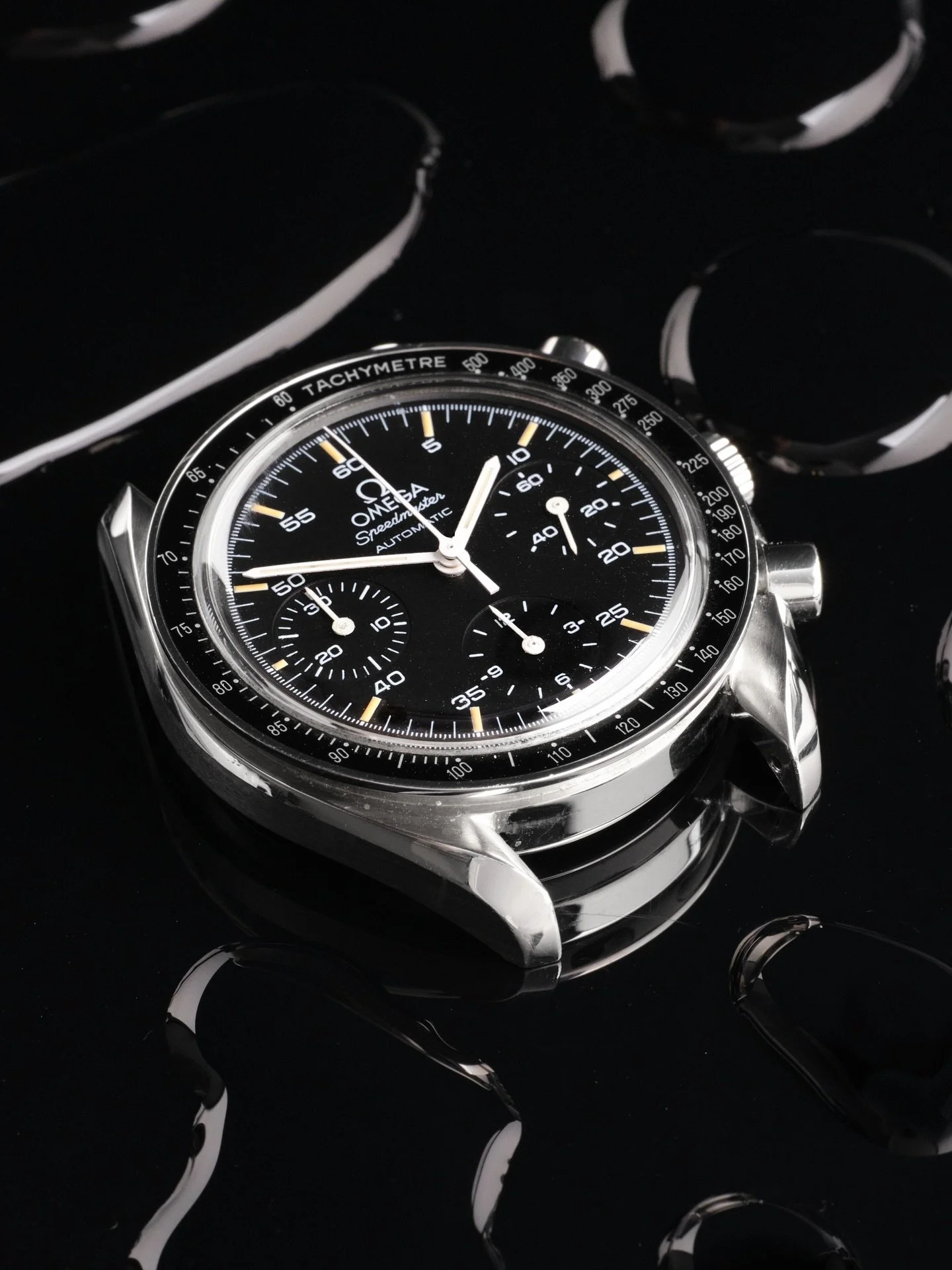 A few splashes 💦 of water next to my vintage Speedy made me very uncomfortable 🥴 but had to be done for the shot. Happy Speedy Tuesday watchfam. 

#swisswatch #speedy #watch #watchme #watchesofinstagram #wristroll #omegaseamaster #omega #seamaster3