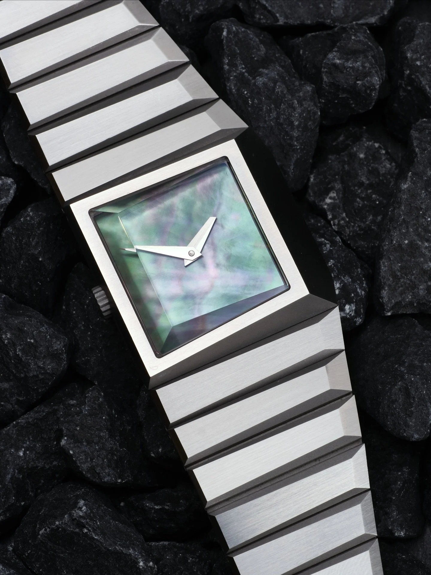 For those who dream in colours, the @toledanoandchan B/1.2 is a dream come true. Its breathtaking Tahitian mother of pearl dial shimmers with an incredible array of hues. The destro case's unique design complements the dial perfectly, creating a trul