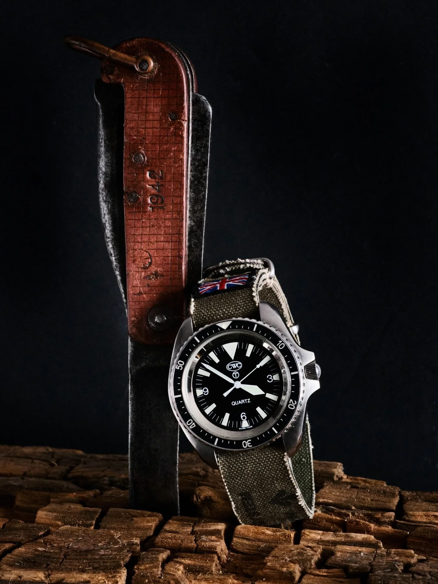 My @cwcwatch RN Diver may be one of the coolest 🤙watches in the collection. It has a few battle 🪖 scars (as it&rsquo;s an issued model) and I wear very proudly. CWC are also the initials from our late dad. 

Paired on this epic military canvas stra