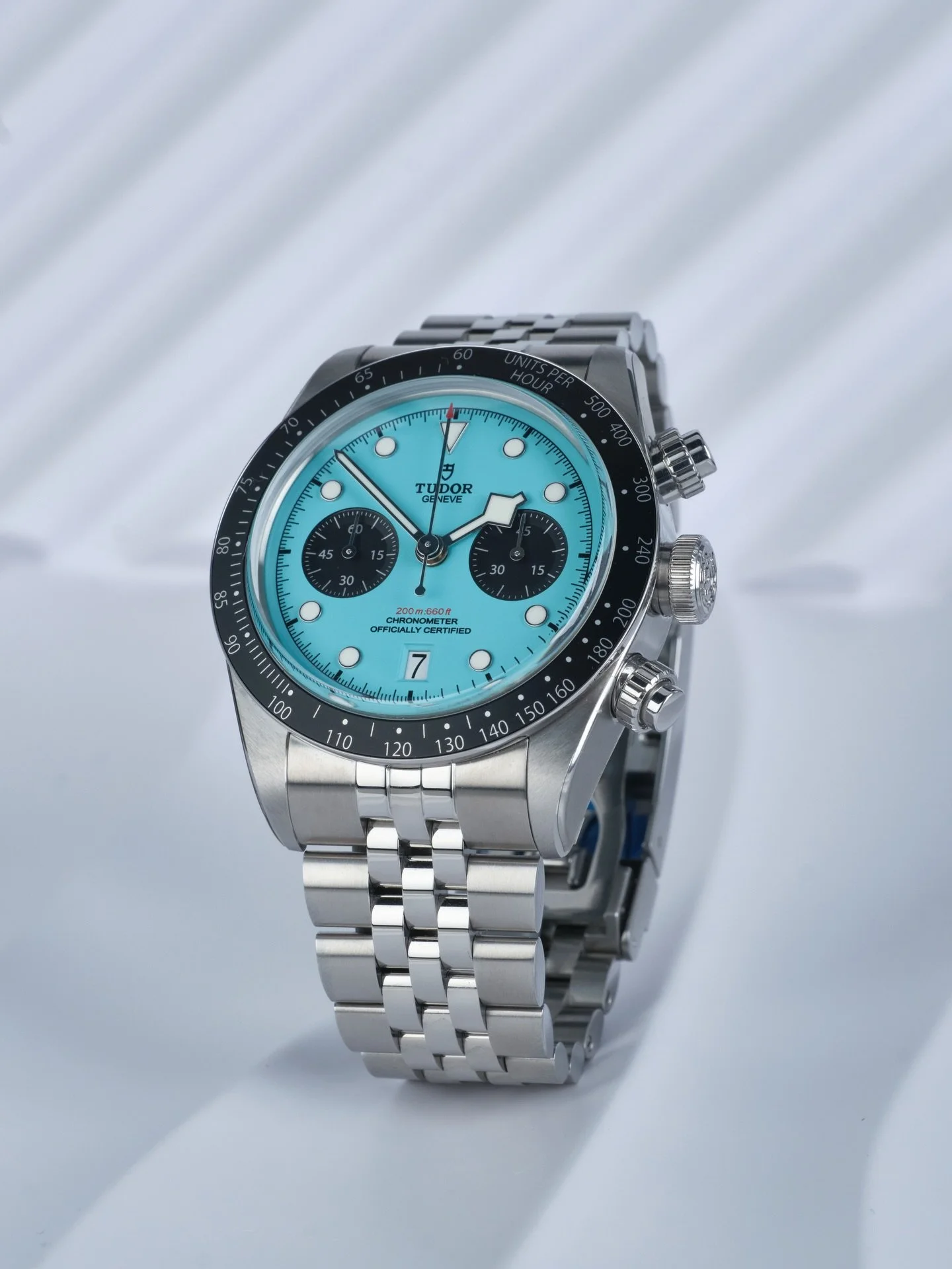 The Tudor Black Bay Chrono 🦩🩵 certainly has the &lsquo;look&rsquo;. One of those rare sightings in the wild that always starts a conversation. And usually followed by many ooohs and aaaaahs. 

It&rsquo;s dark when I get up and dark when I go to bed