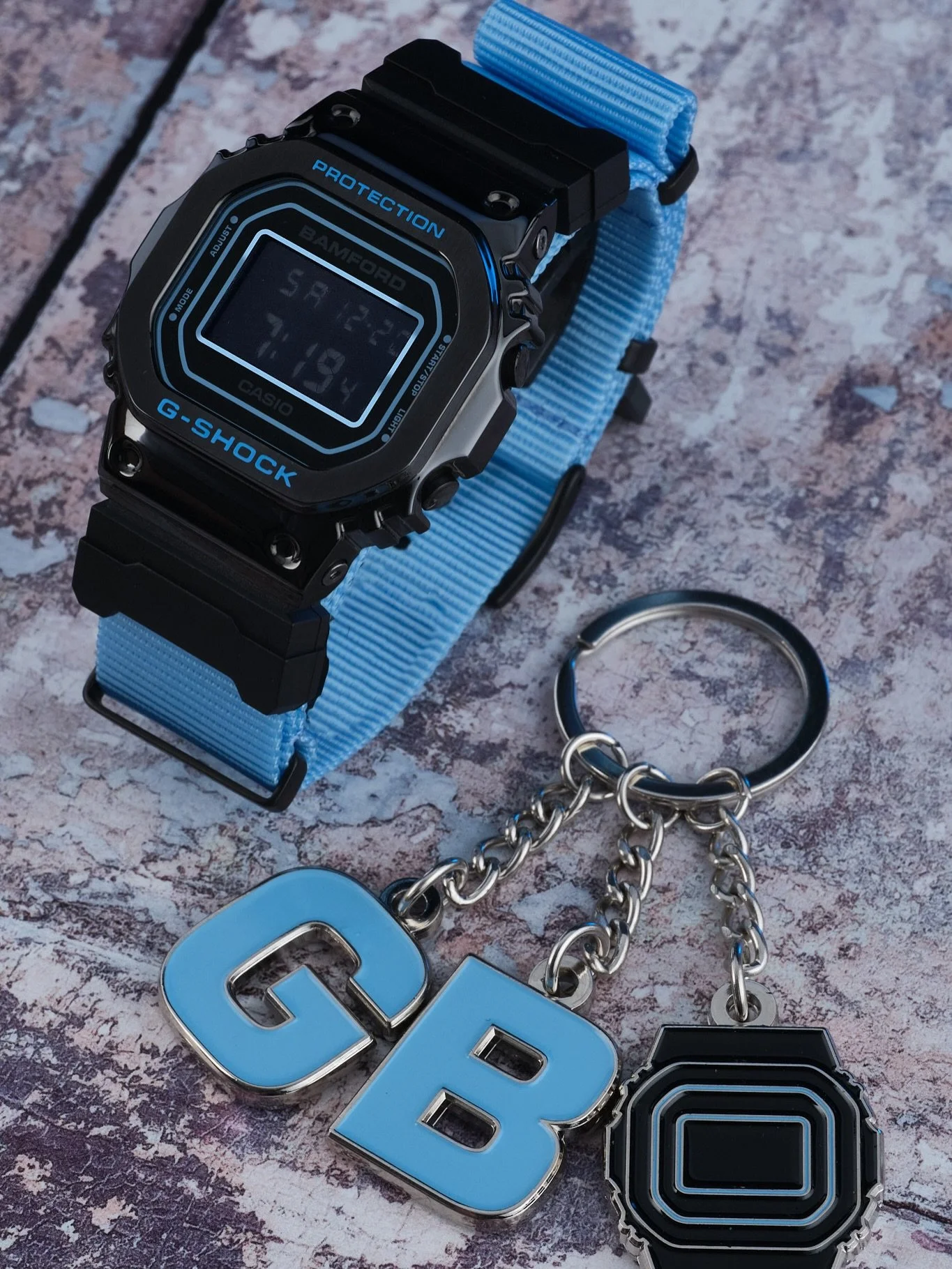 🖤🩵Swapping the strap out on the @bamfordldn G-shock 5600 really change the vibe of this super cool watch. 

🖤🩵Typical Bamford style with hints of blue and black and cool vibes all round. 

#casio #ｇｓｈｏｃｋ #gshockfan #gshockoriginal #gshockcollecto