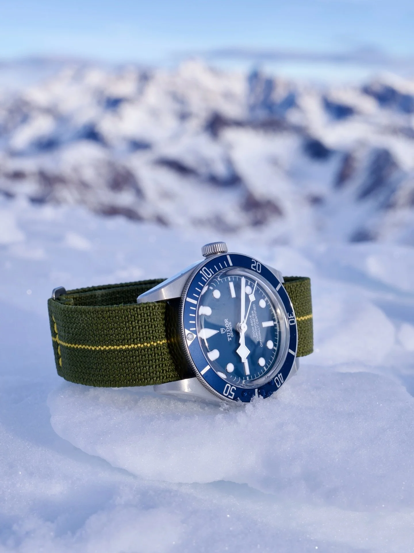 The snow ❄️ brings out the best shots. Early morning light in the alps and the freshest mountain ⛰️ air cleans the soul. 

Freaking love this place. 🩵🎿 the BB58 and Doxa really do look epic together. 

#tudorwatch #tudortuesday #tudorwatchclub #tud