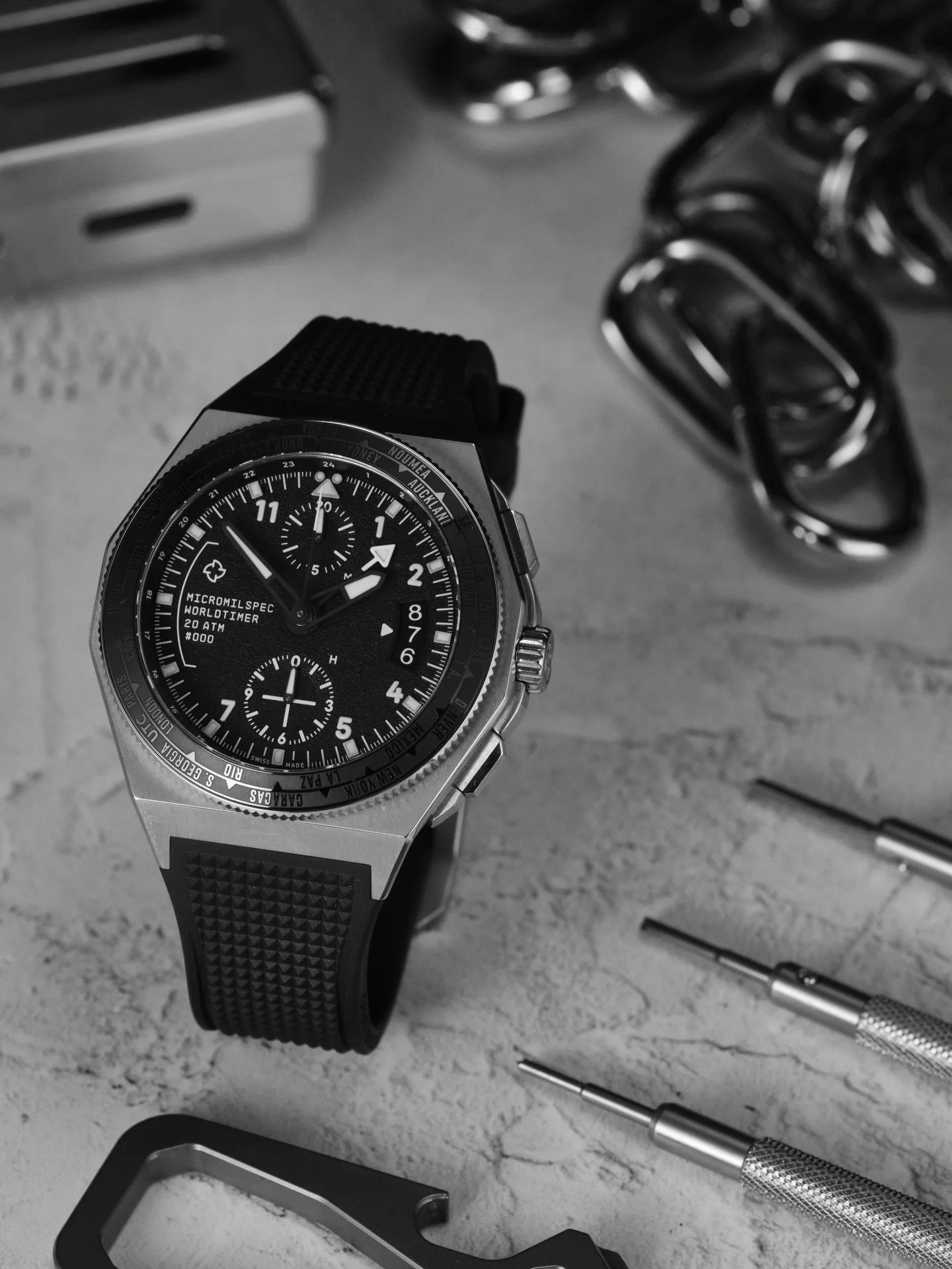 🖤🤍The brand of the moment, @micromilspec has a very distinct DNA that has captivated the watch community. With superb design, high quality materials and a wonderful attention to detail, weee totally smitten. 

Featured here are the Worldtimer, in b