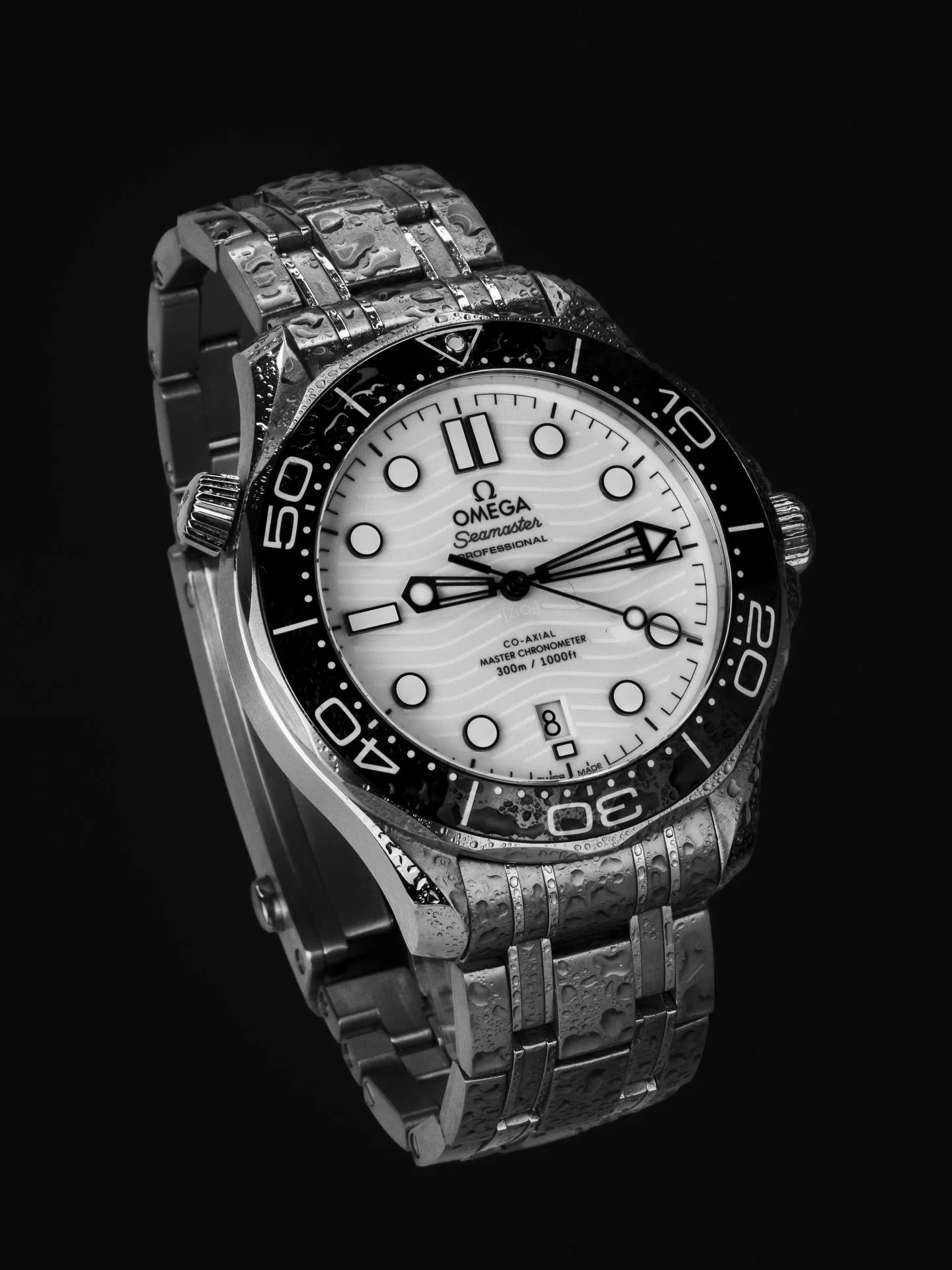 🖤🤍 Fancied playing with some black and white shots today with the Omega Seamaster Diver 300M. A few sprays of water 💦 on the bracelet added more depth to the shot - a simple trick but one we feel works so well. 

Hope you enjoy these watchfam. 

#